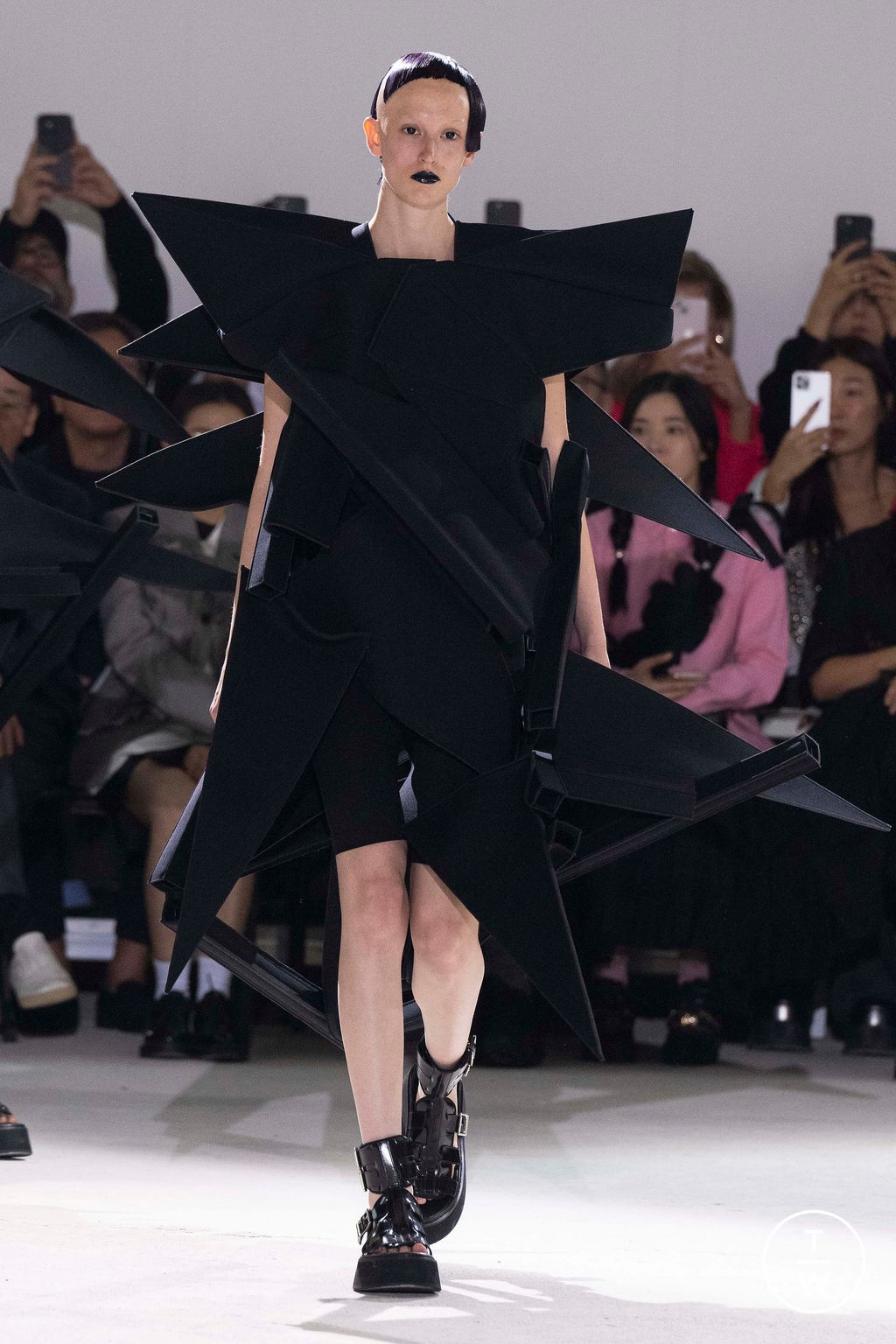 Fashion Week Paris Spring/Summer 2024 look 2 from the Junya Watanabe collection womenswear