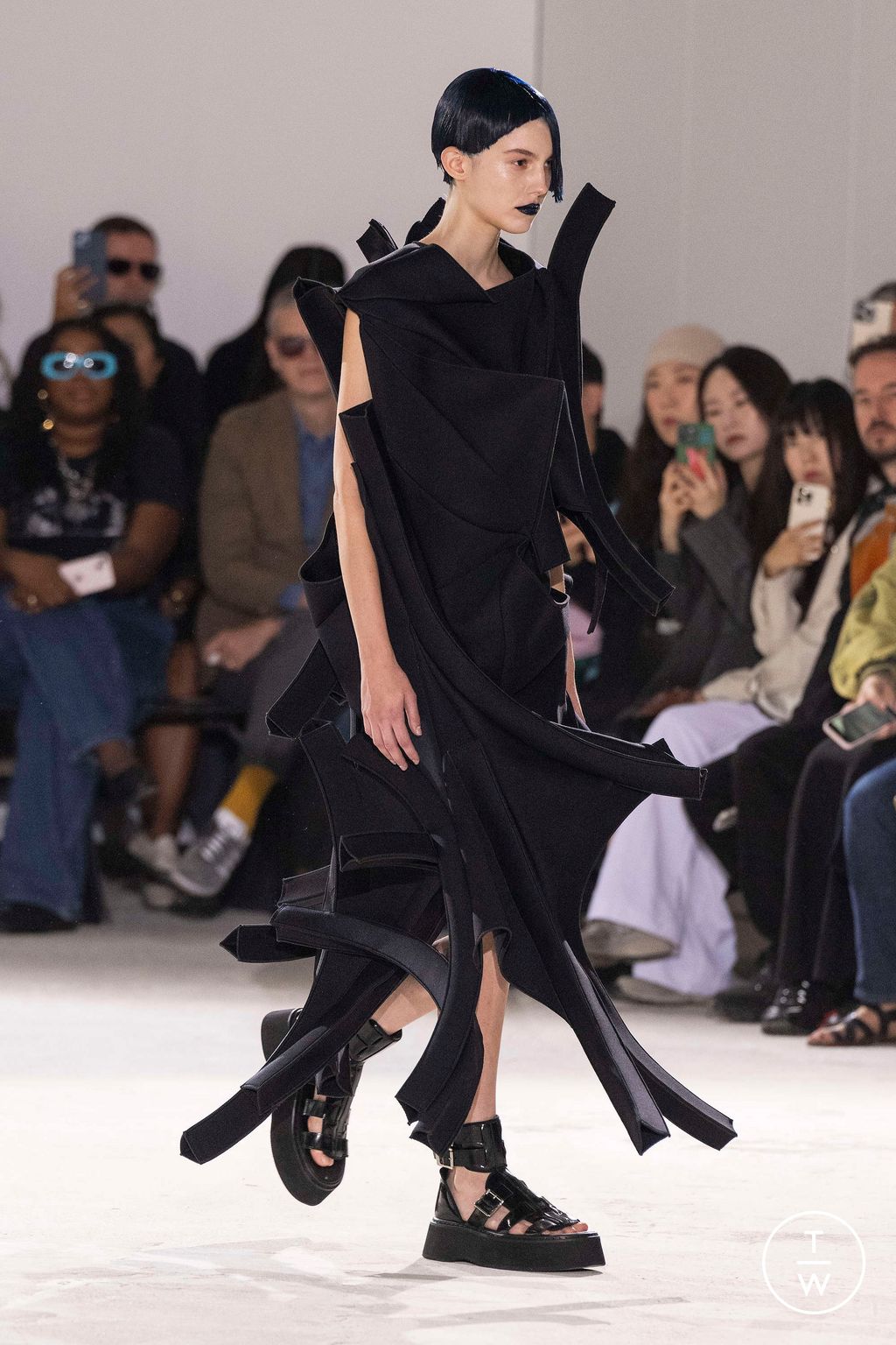 Fashion Week Paris Spring/Summer 2024 look 7 de la collection Junya Watanabe womenswear