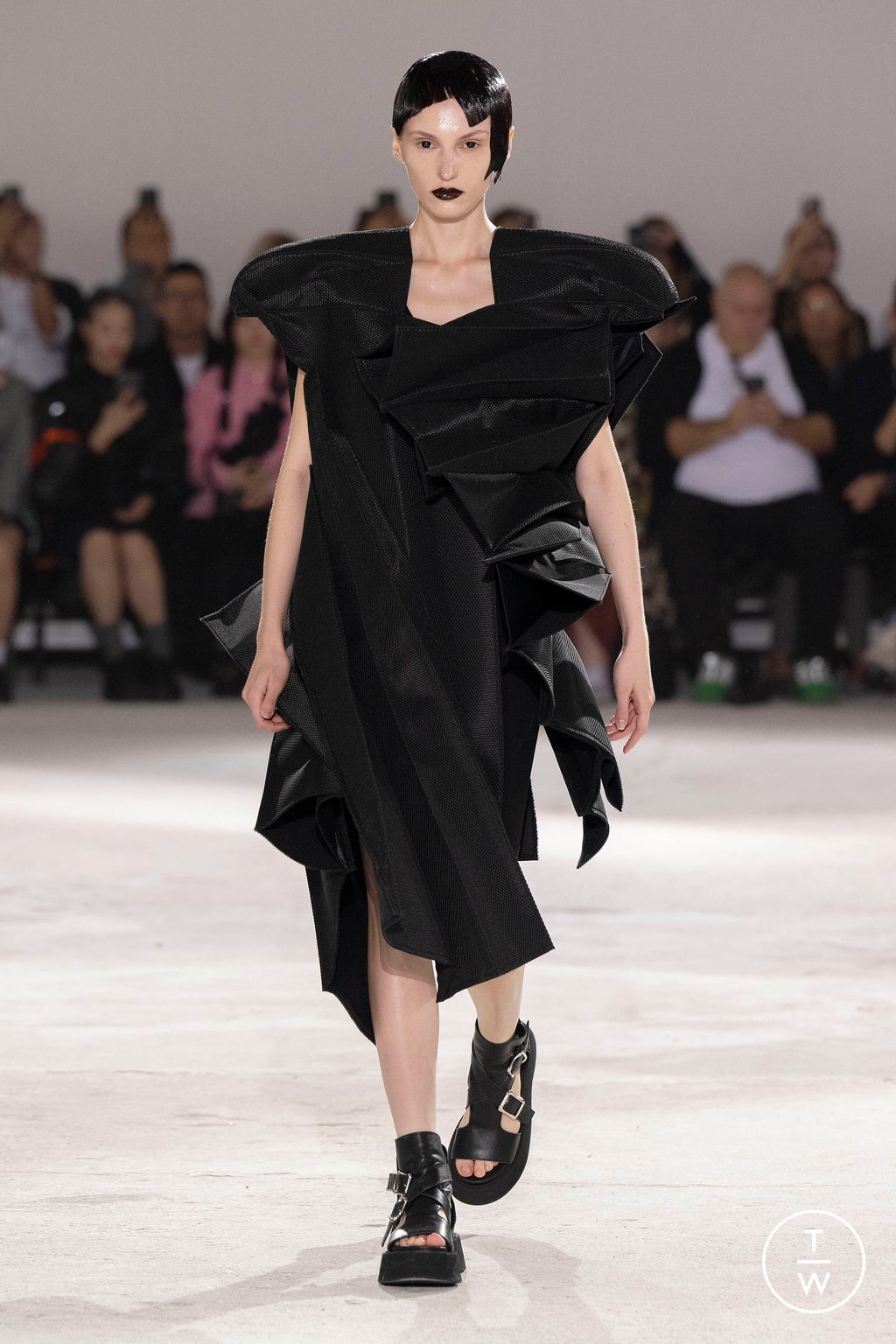 Fashion Week Paris Spring/Summer 2024 look 11 de la collection Junya Watanabe womenswear