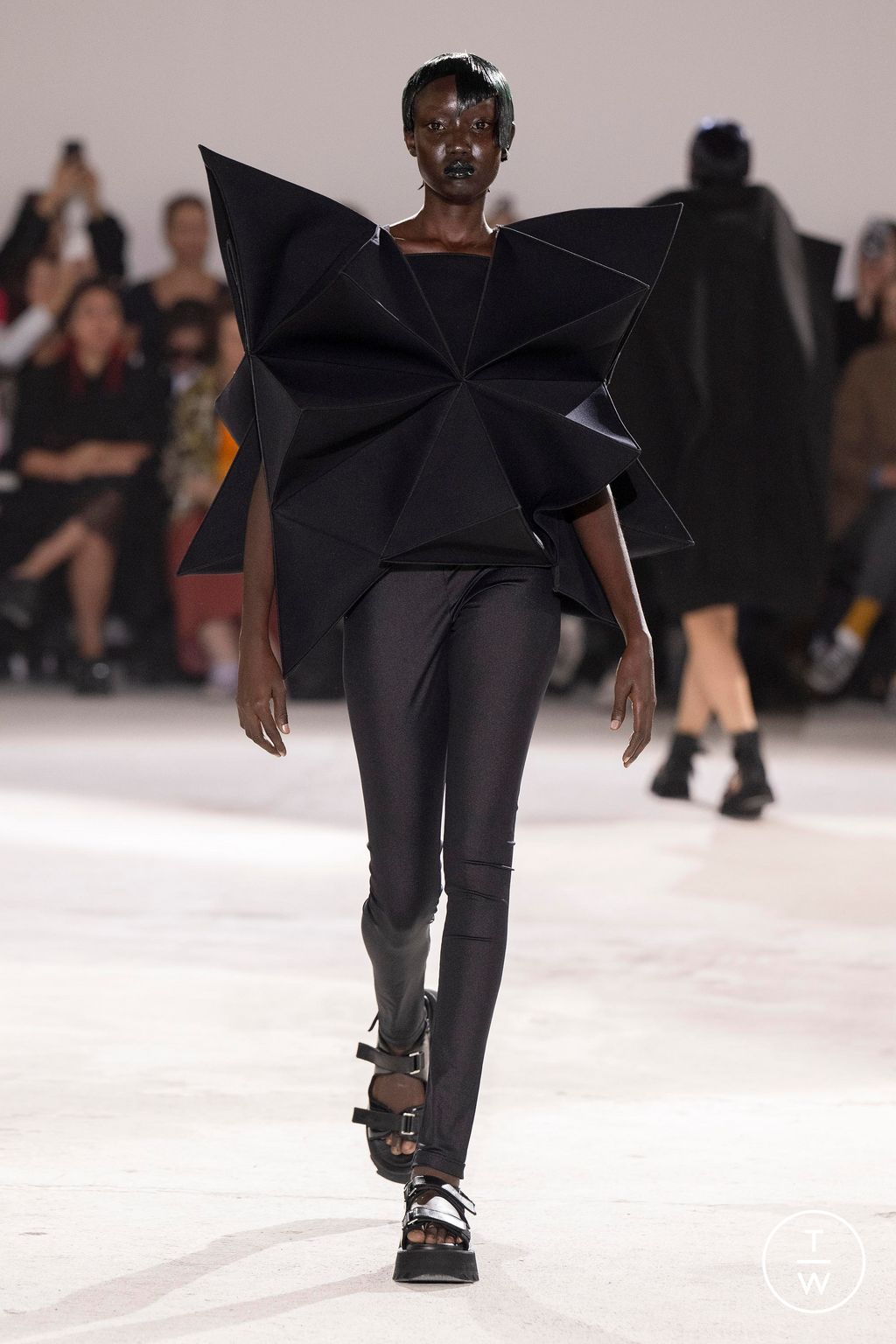 Fashion Week Paris Spring/Summer 2024 look 13 de la collection Junya Watanabe womenswear