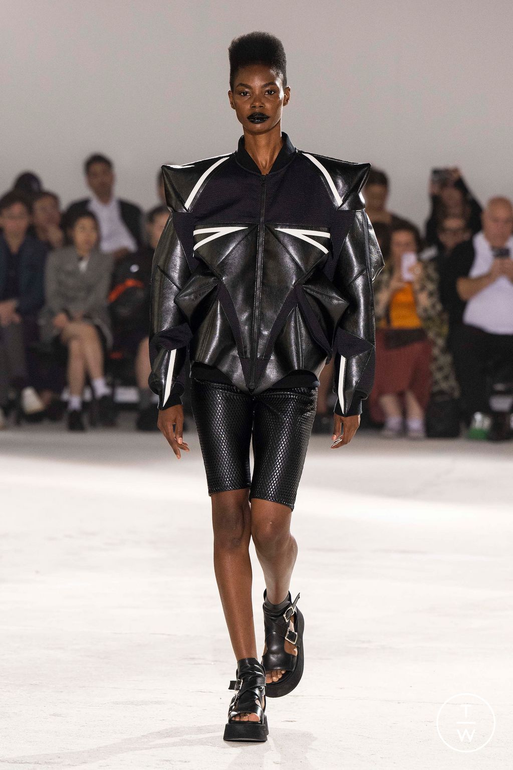 Fashion Week Paris Spring/Summer 2024 look 26 de la collection Junya Watanabe womenswear