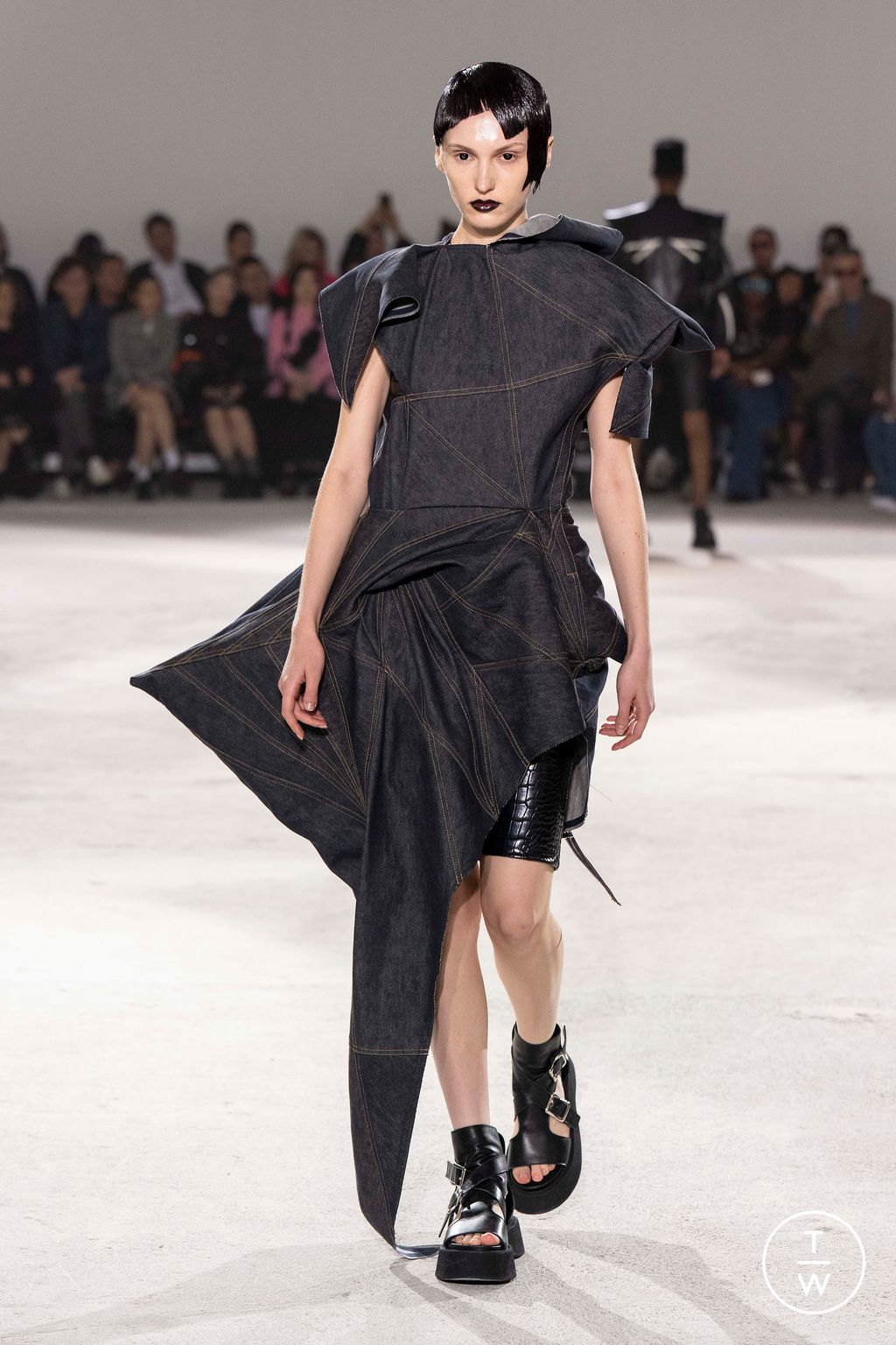 Fashion Week Paris Spring/Summer 2024 look 27 from the Junya Watanabe collection 女装