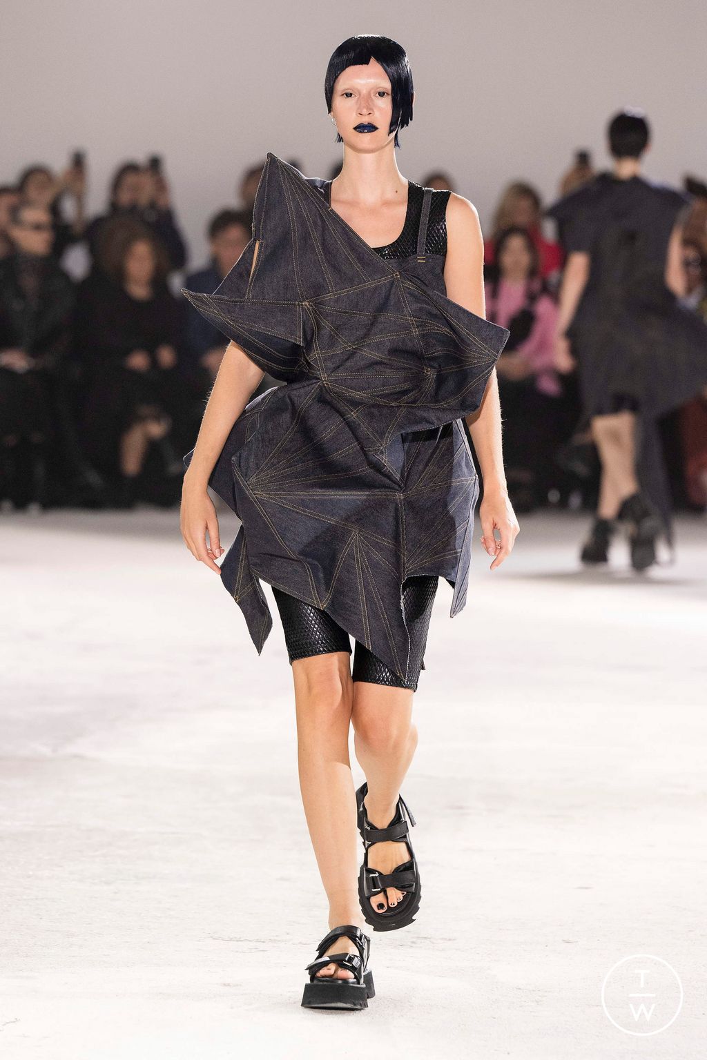 Fashion Week Paris Spring/Summer 2024 look 28 de la collection Junya Watanabe womenswear