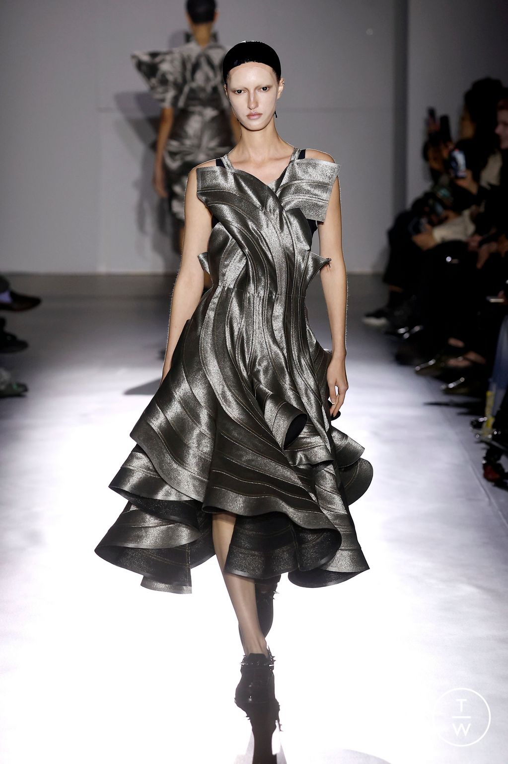 Fashion Week Paris Spring-Summer 2025 look 13 from the Junya Watanabe collection 女装