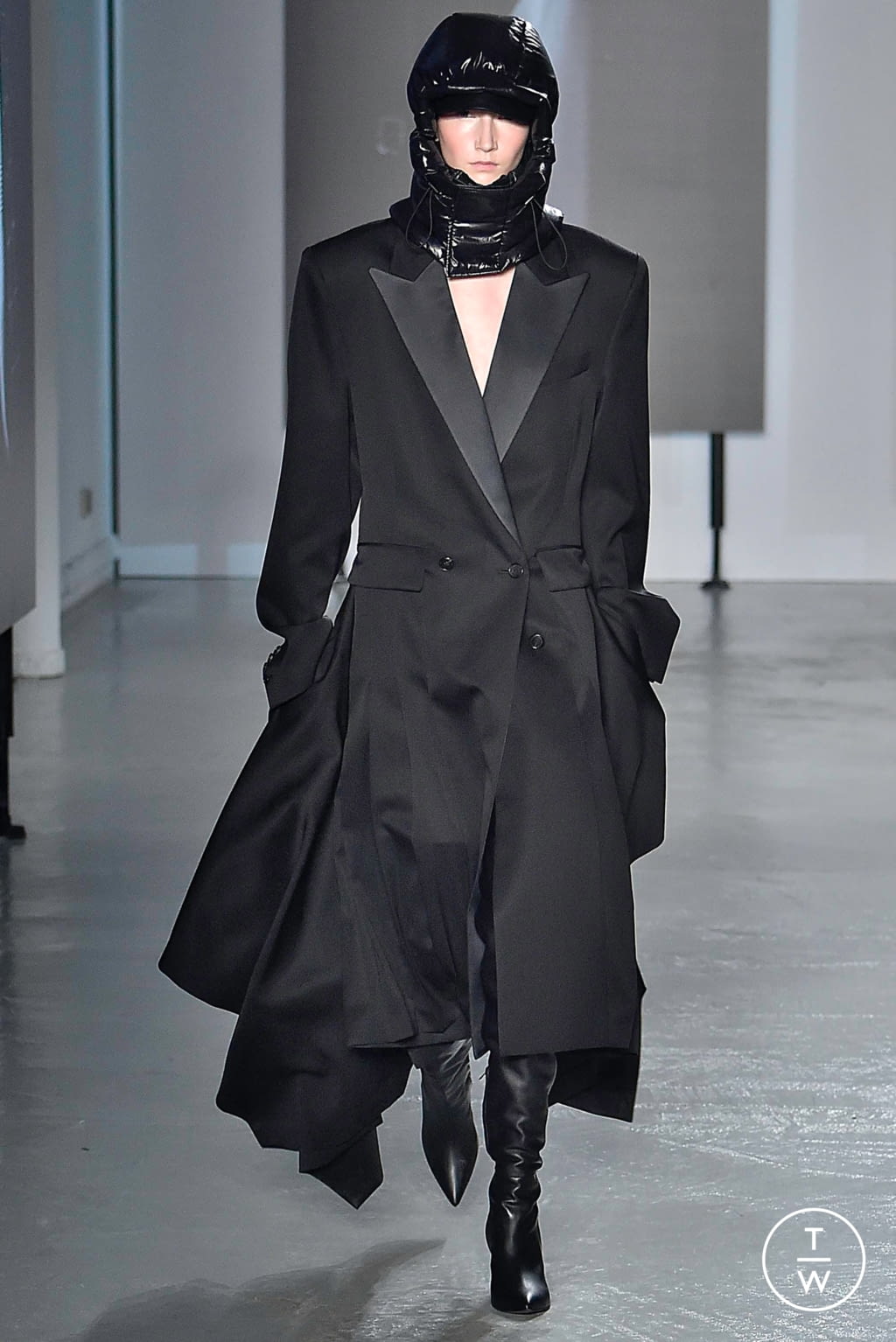 Fashion Week Paris Fall/Winter 2019 look 1 from the Juun.J collection menswear