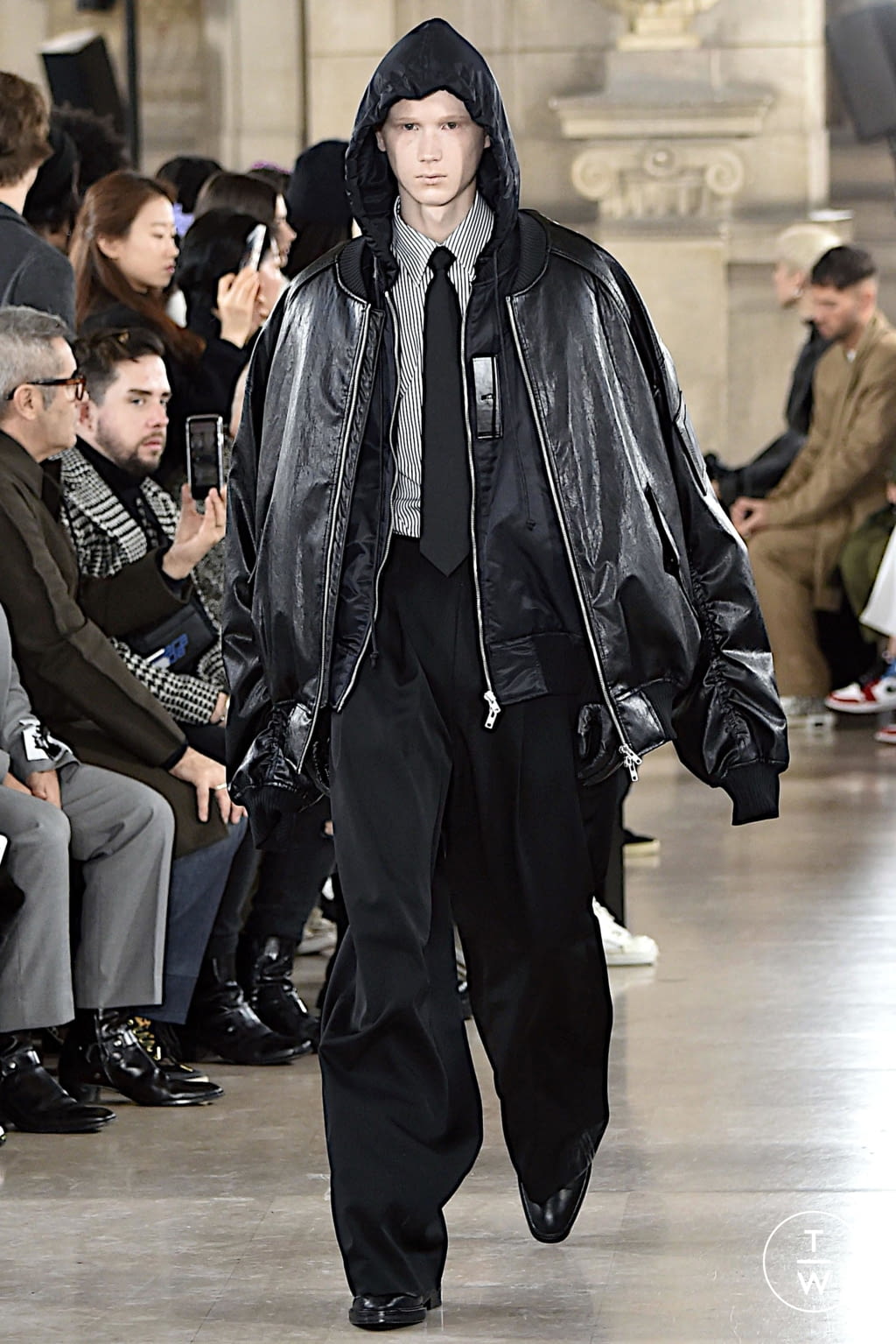 Fashion Week Paris Fall/Winter 2020 look 18 from the Juun.J collection 男装