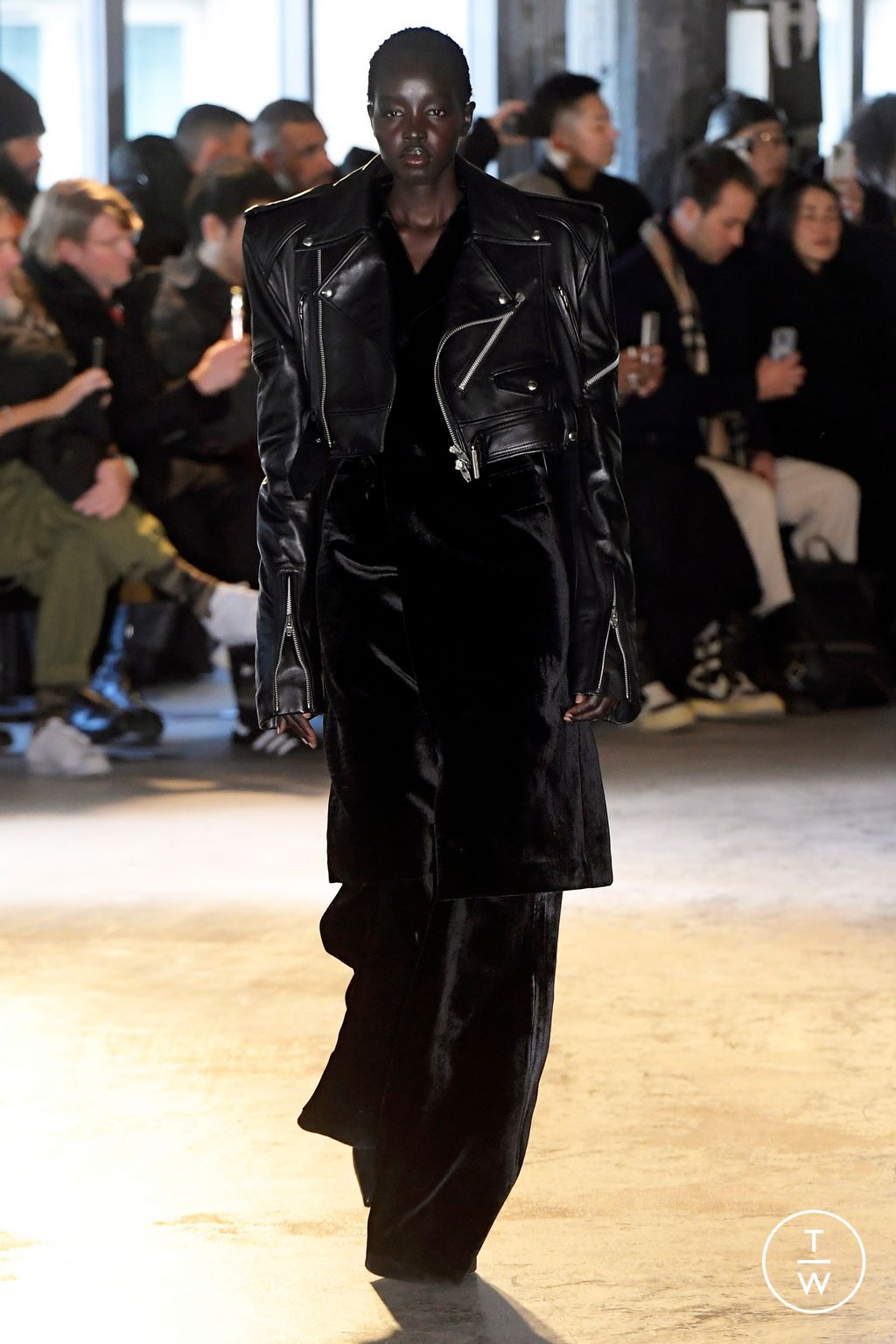 Fashion Week Paris Fall/Winter 2024 look 3 from the Juun.J collection menswear