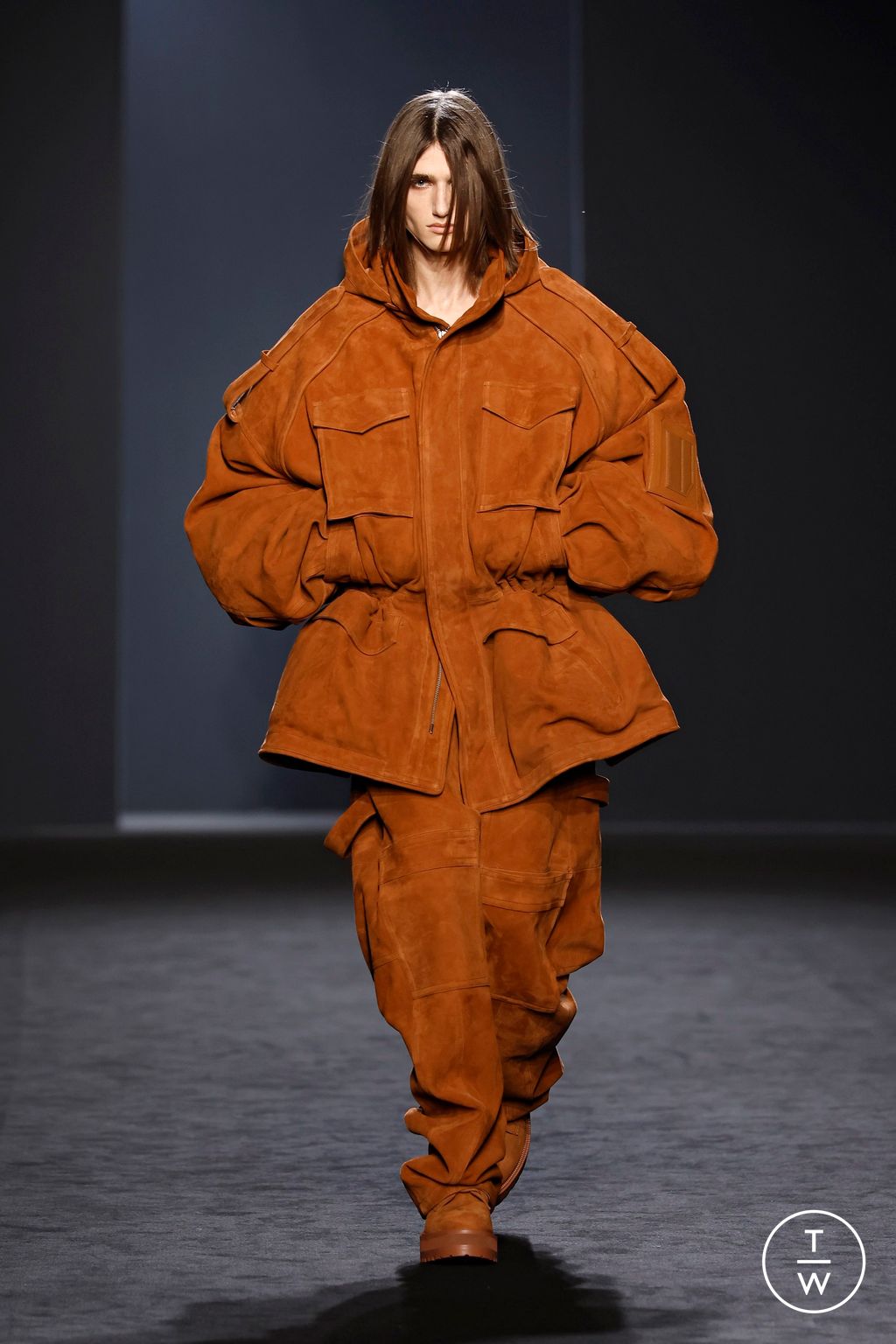 Fashion Week Paris Fall/Winter 2025 look 1 from the Juun.J collection menswear