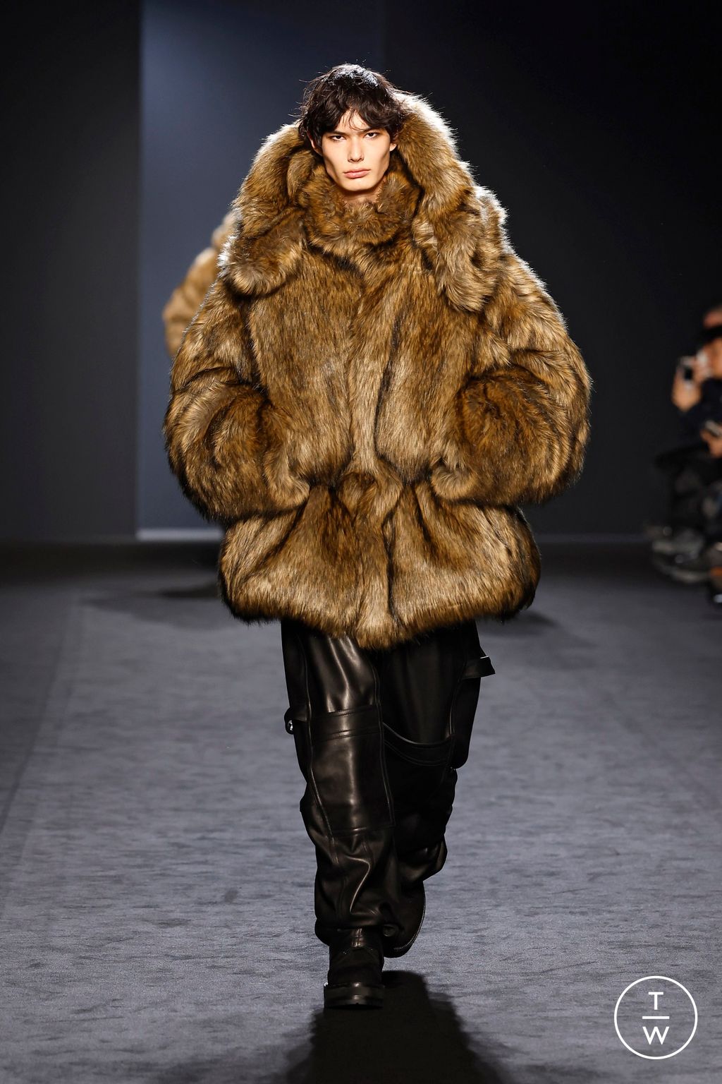 Fashion Week Paris Fall/Winter 2025 look 18 from the Juun.J collection menswear