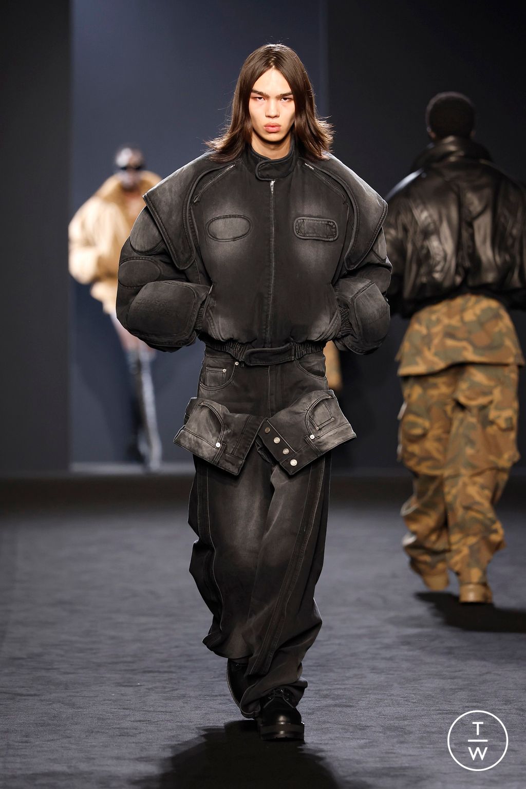 Fashion Week Paris Fall/Winter 2025 look 33 from the Juun.J collection menswear