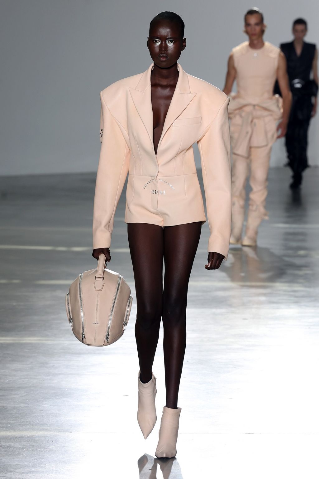 Fashion Week Paris Spring/Summer 2024 look 3 from the Juun.J collection menswear