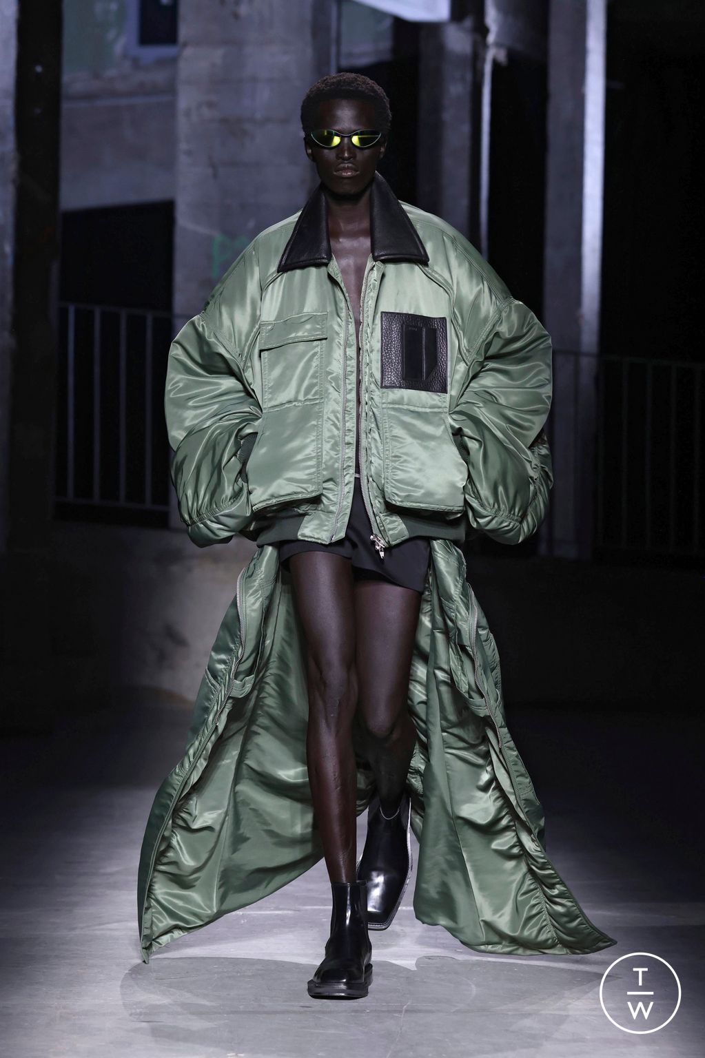 Fashion Week Paris Spring/Summer 2025 look 16 from the Juun.J collection 男装