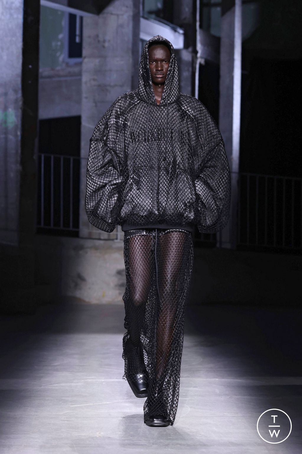 Fashion Week Paris Spring/Summer 2025 look 18 from the Juun.J collection menswear