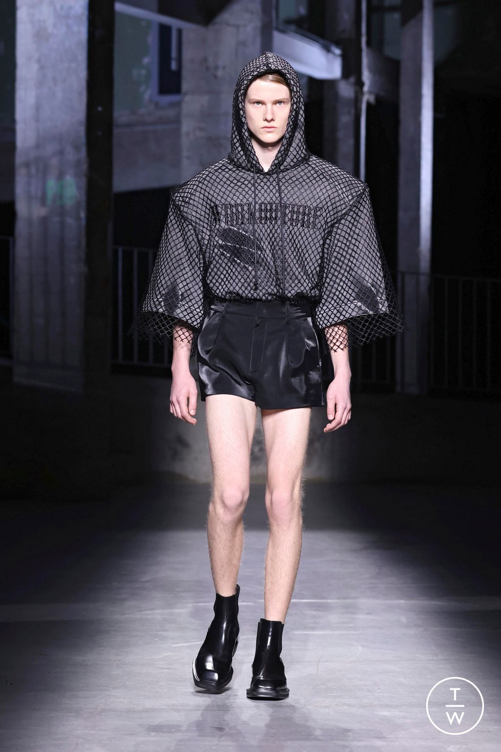 Fashion Week Paris Spring/Summer 2025 look 19 from the Juun.J collection menswear