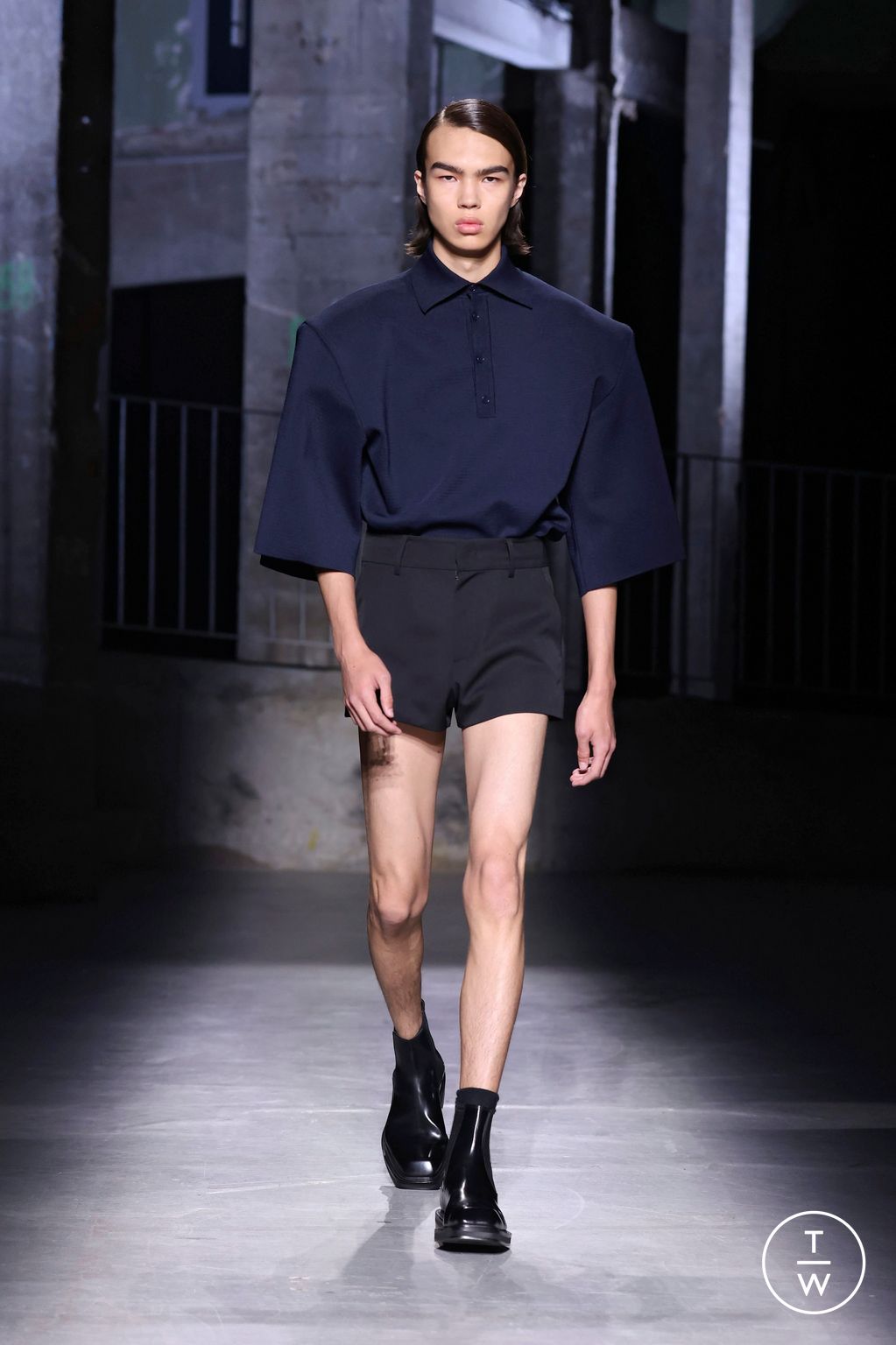 Fashion Week Paris Spring/Summer 2025 look 36 from the Juun.J collection 男装