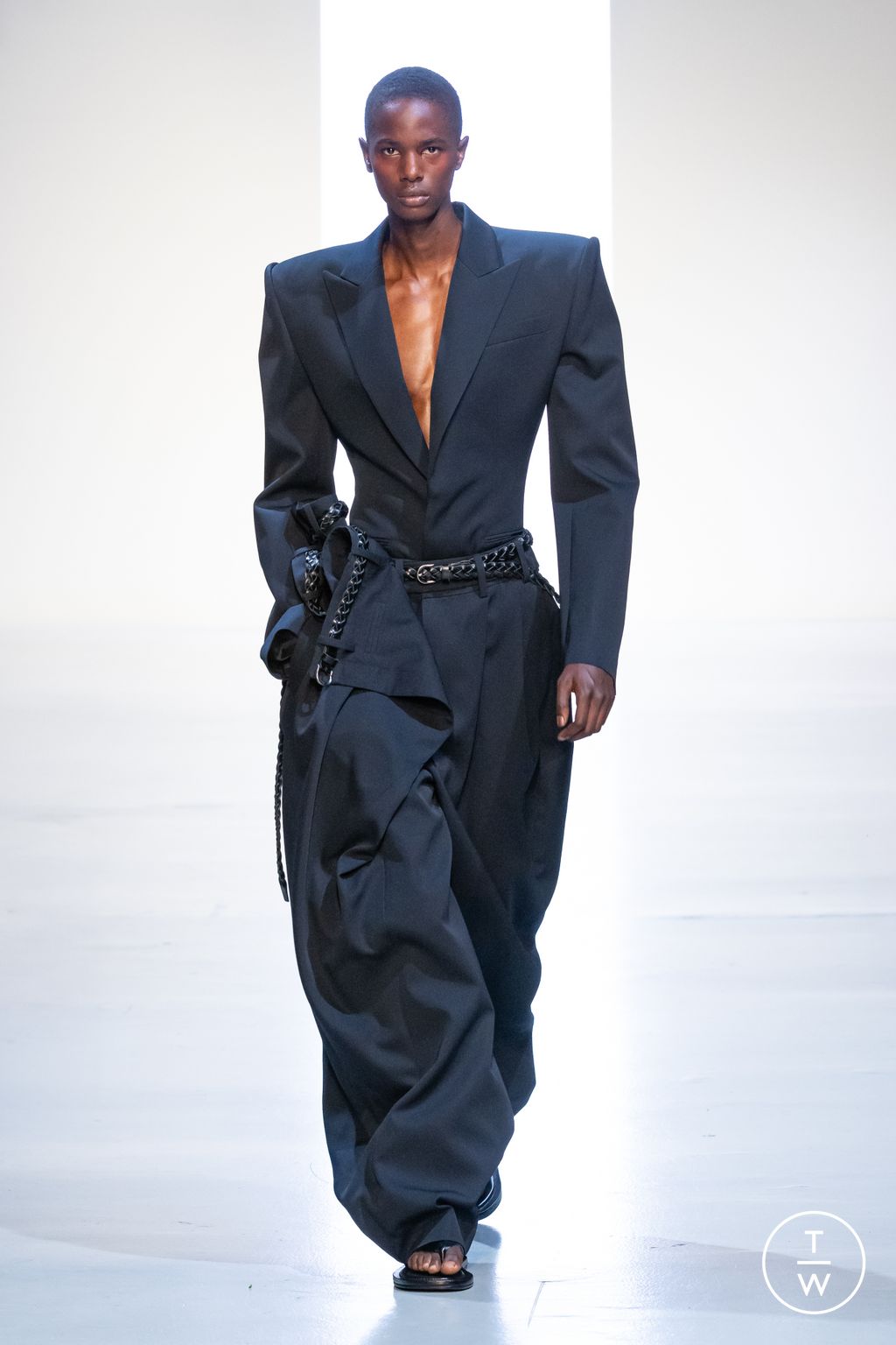 Fashion Week Paris Spring/Summer 2026 look 1 de la collection Juun.J menswear