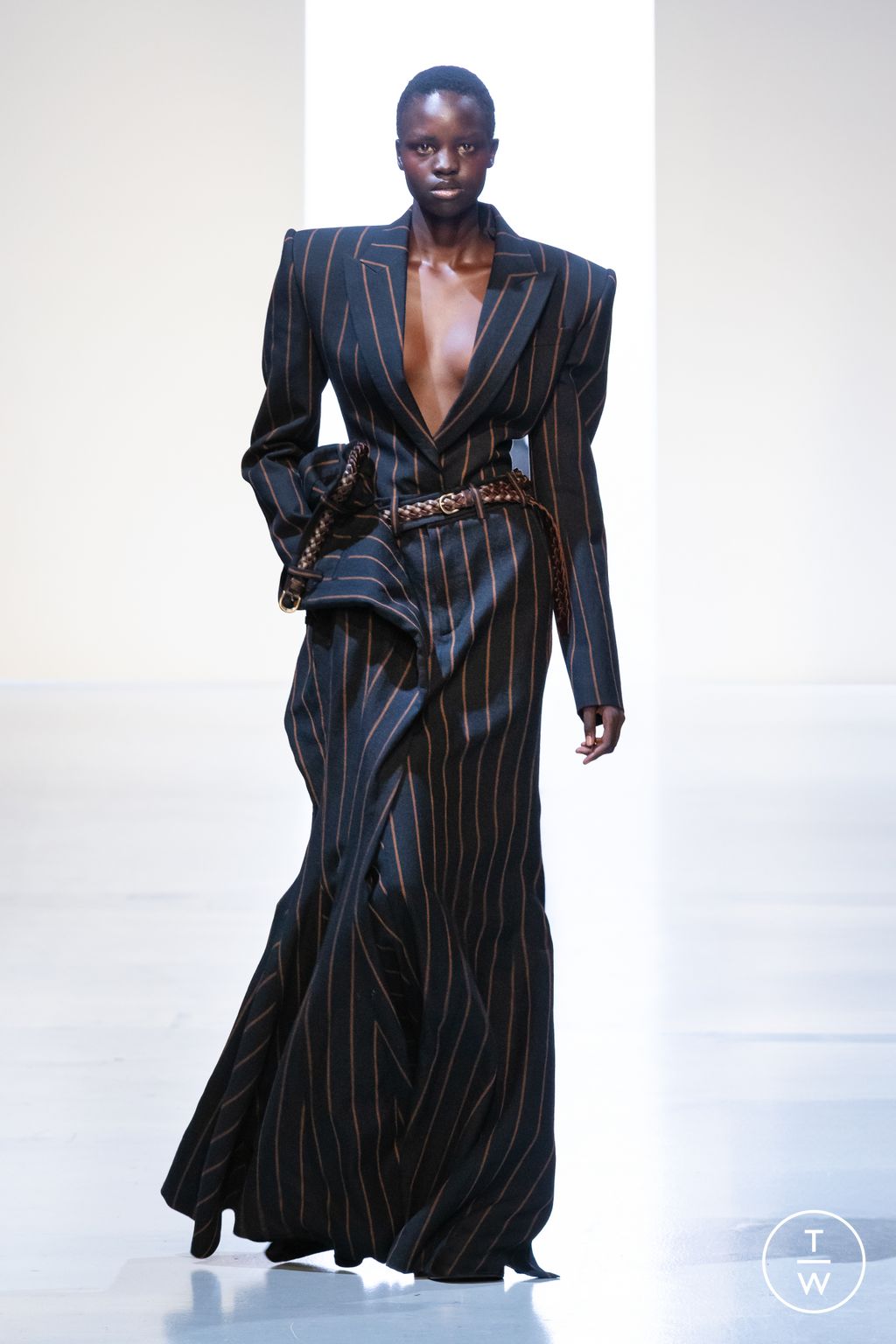 Fashion Week Paris Spring/Summer 2026 look 2 from the Juun.J collection menswear