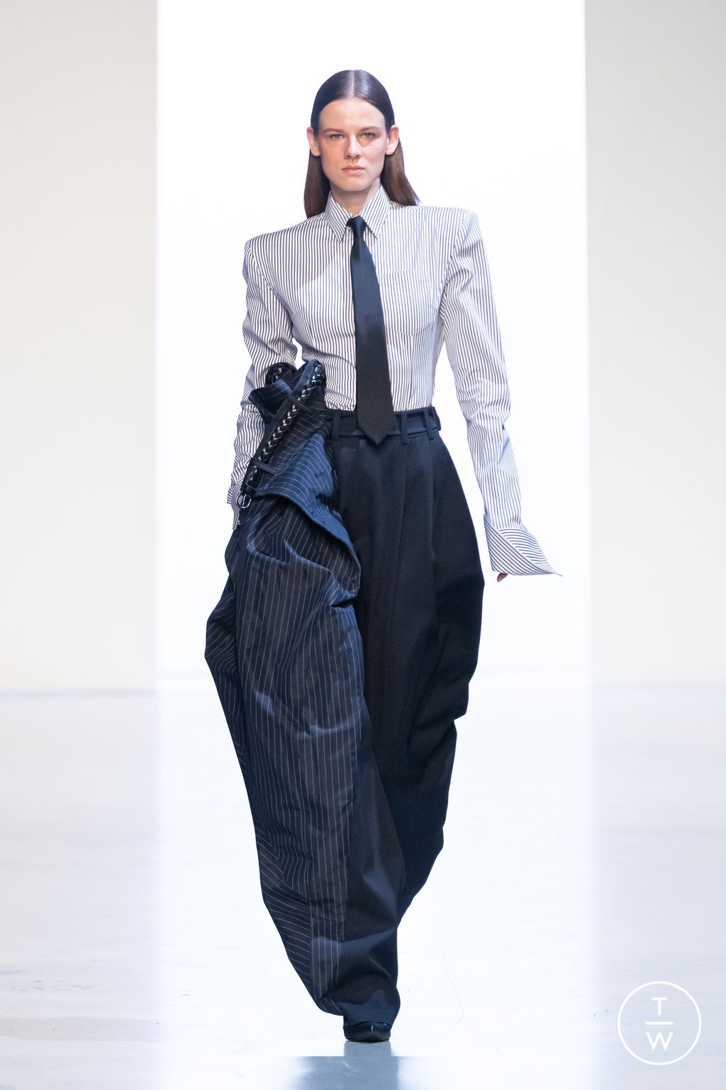 Fashion Week Paris Spring/Summer 2026 look 4 de la collection Juun.J menswear