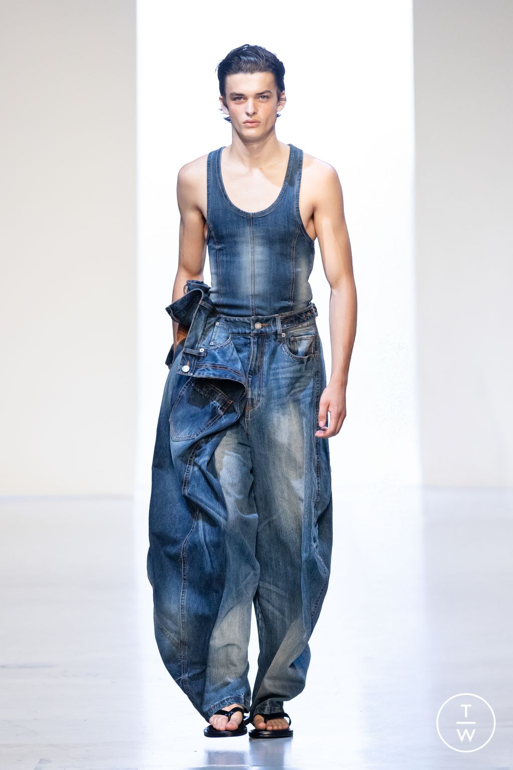 Fashion Week Paris Spring/Summer 2026 look 8 de la collection Juun.J menswear