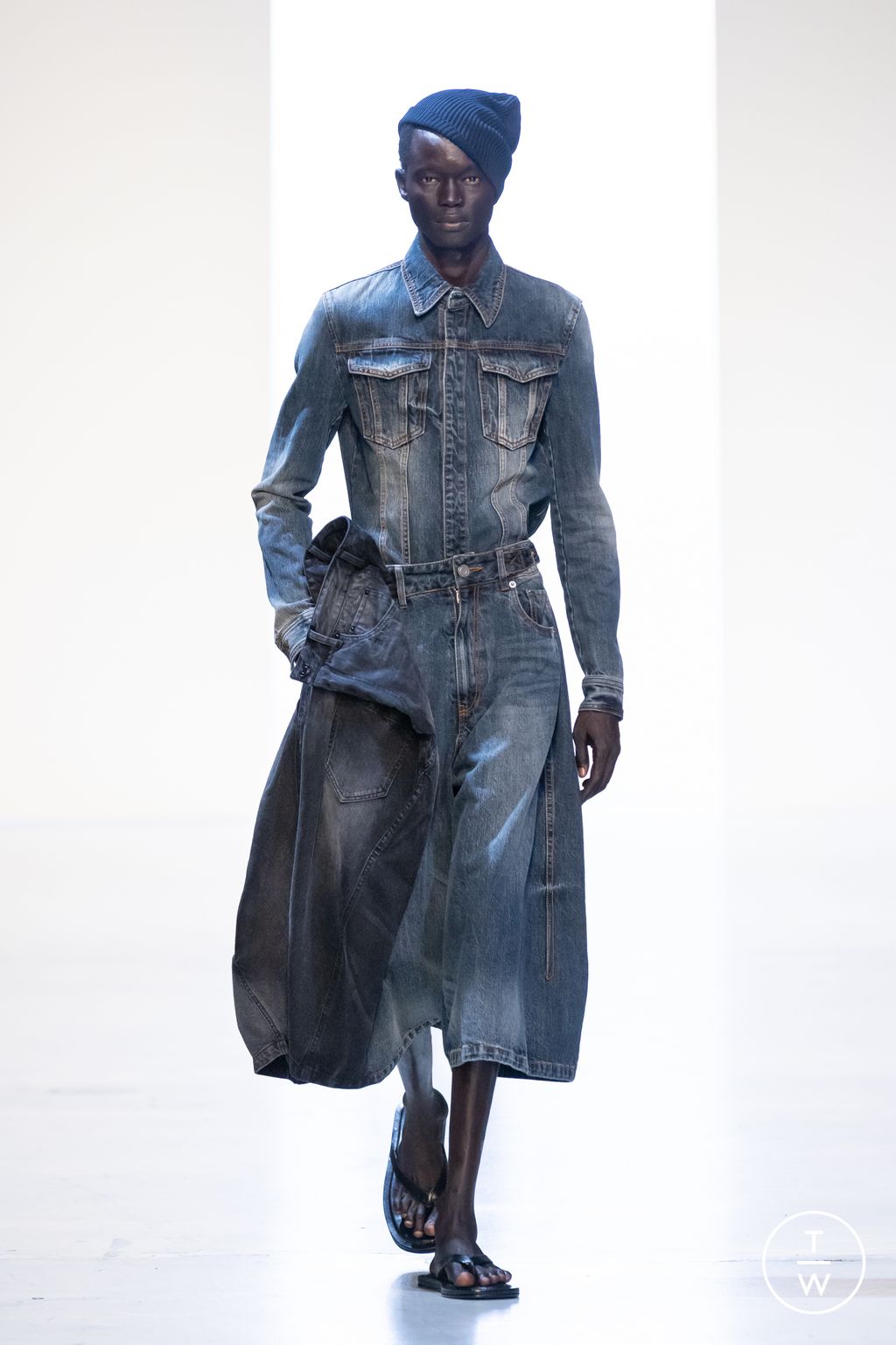 Fashion Week Paris Spring/Summer 2026 look 11 from the Juun.J collection menswear