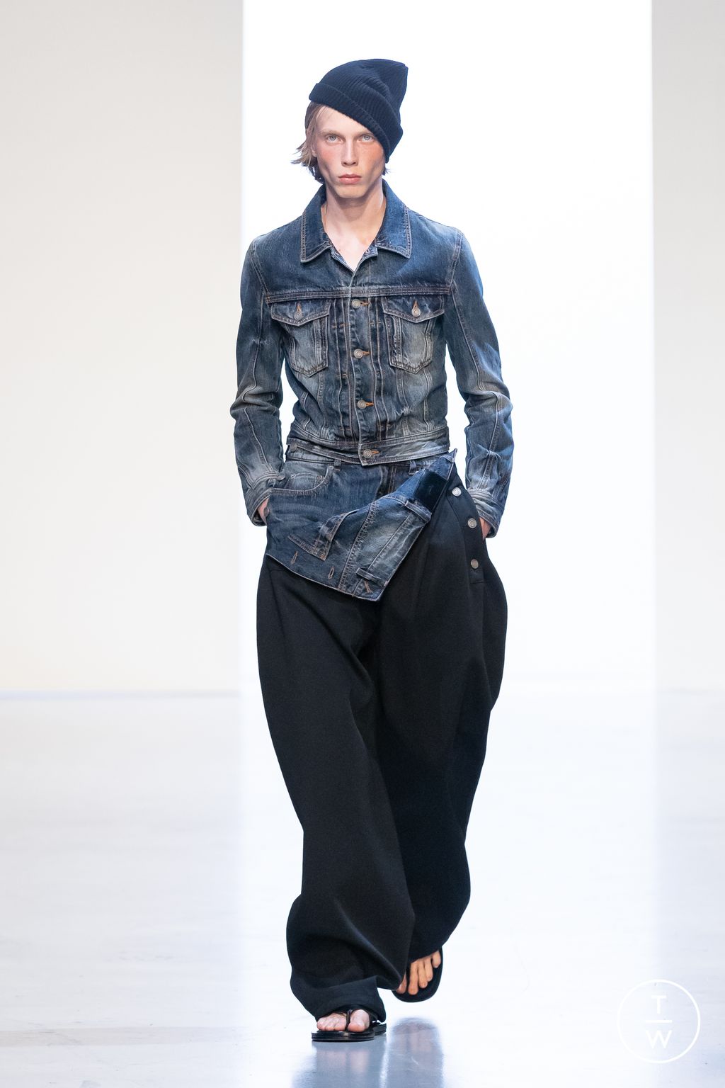 Fashion Week Paris Spring/Summer 2026 look 13 de la collection Juun.J menswear