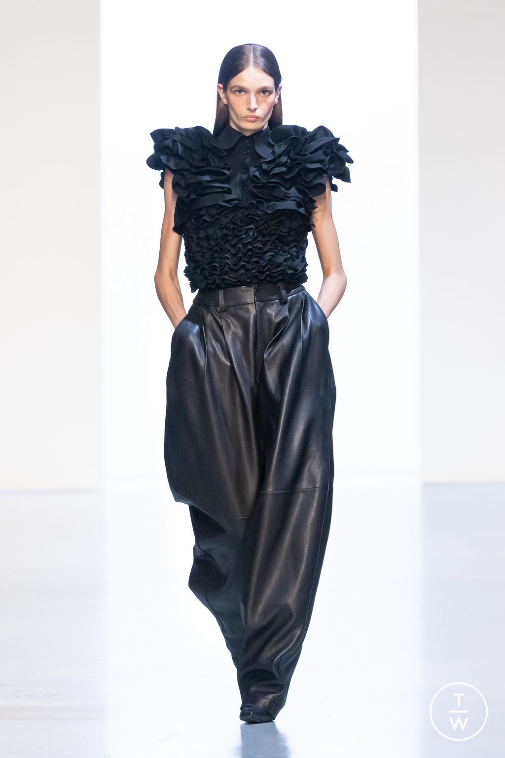 Fashion Week Paris Spring/Summer 2026 look 16 de la collection Juun.J menswear