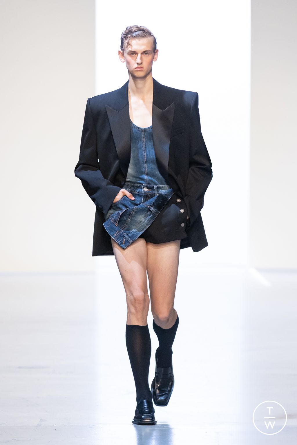Fashion Week Paris Spring/Summer 2026 look 18 de la collection Juun.J menswear
