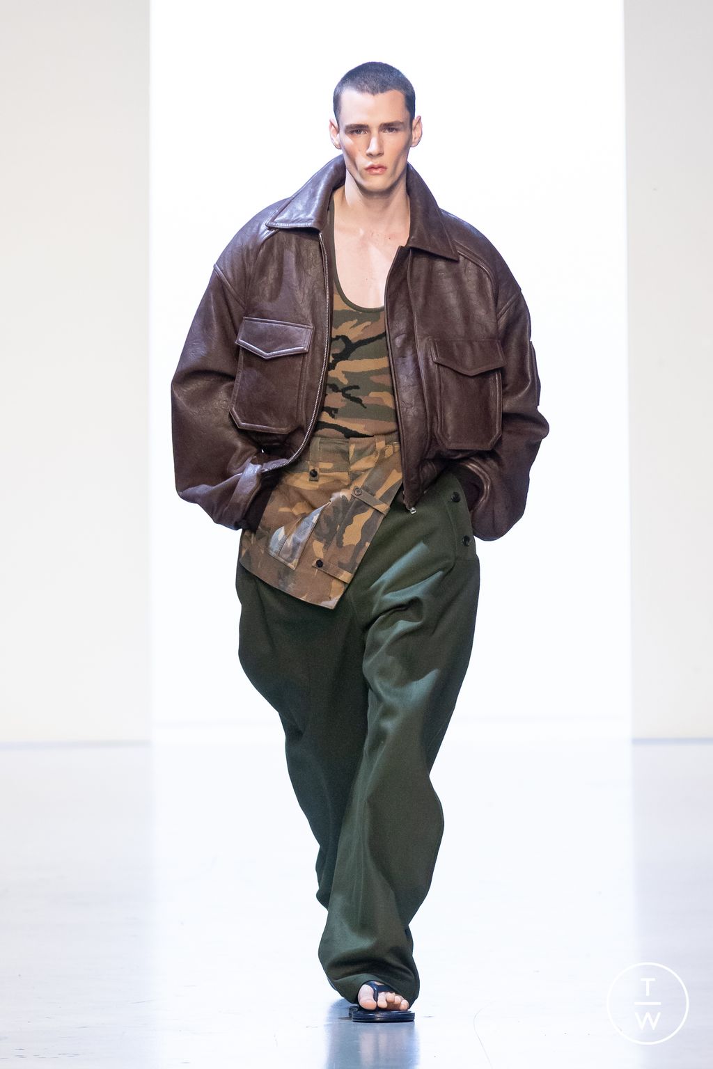 Fashion Week Paris Spring/Summer 2026 look 23 de la collection Juun.J menswear
