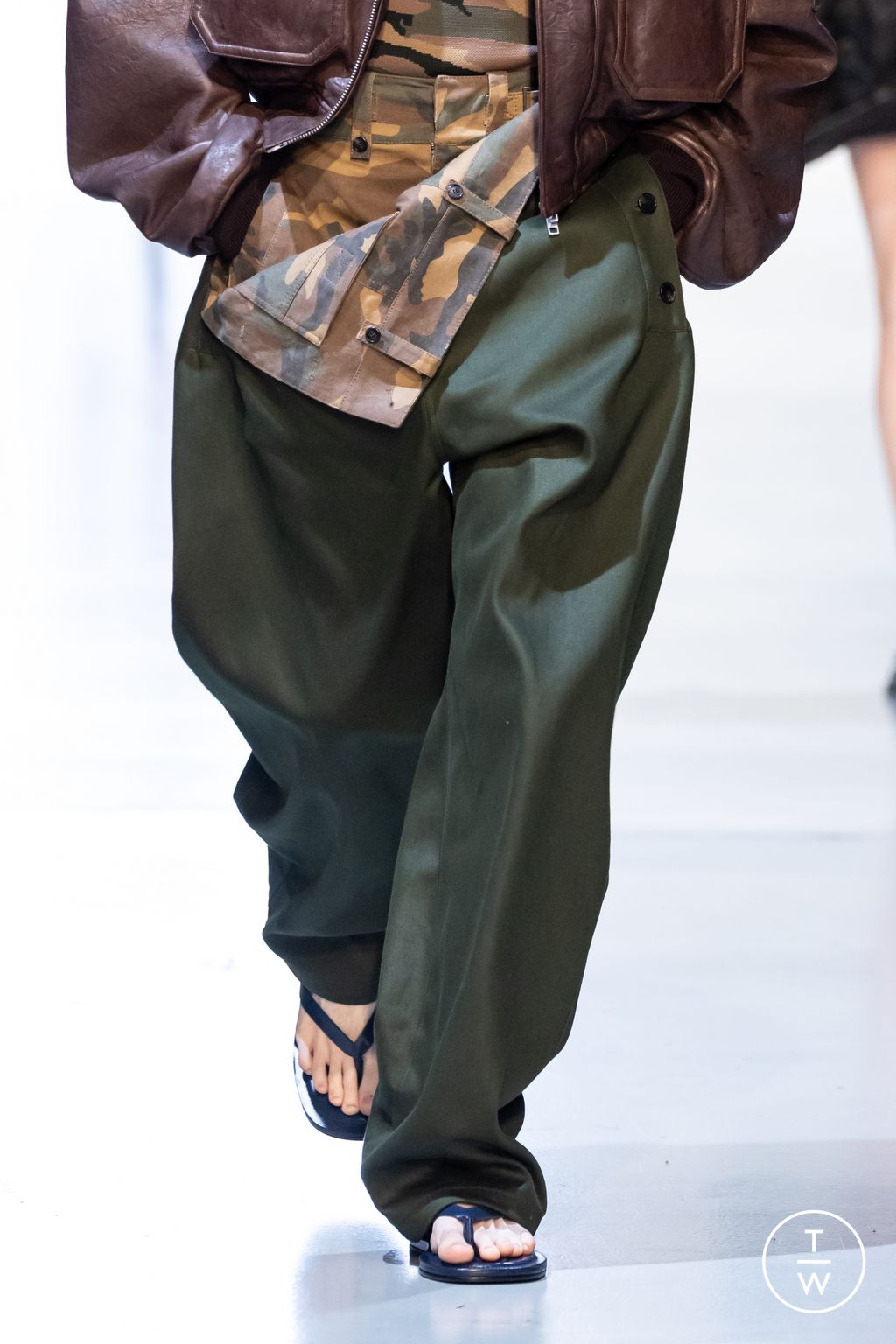 Fashion Week Paris Spring/Summer 2026 look 18 from the Juun.J collection 男装配饰
