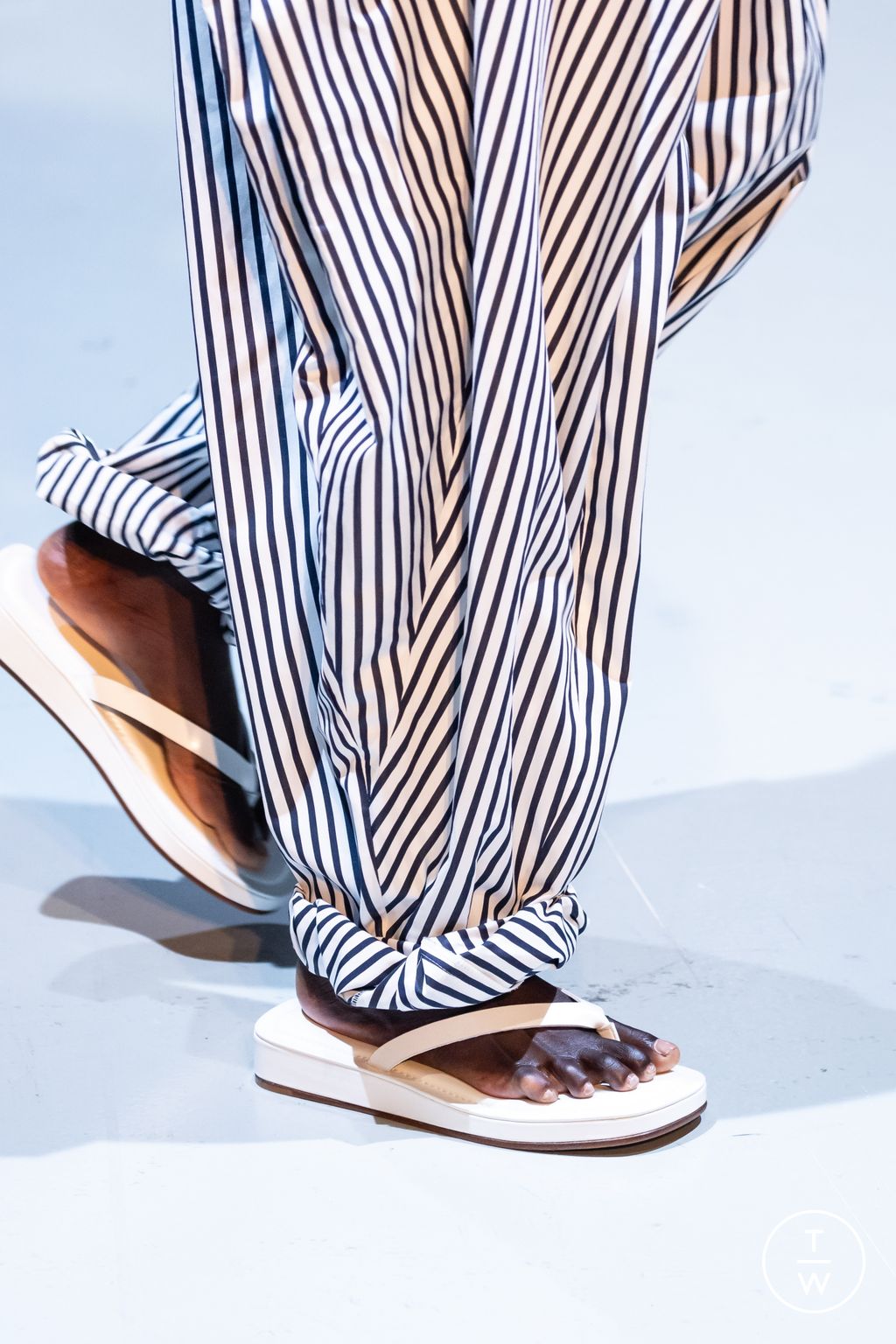 Fashion Week Paris Spring/Summer 2026 look 23 from the Juun.J collection 男装配饰