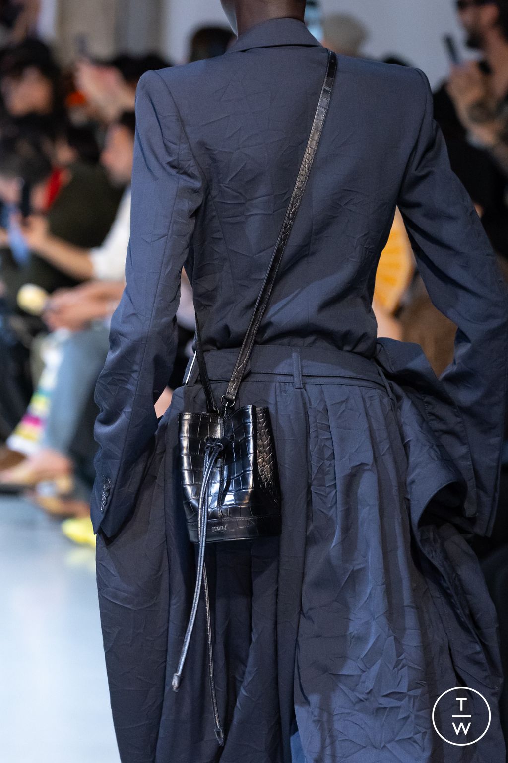 Fashion Week Paris Spring/Summer 2026 look 24 from the Juun.J collection 男装配饰