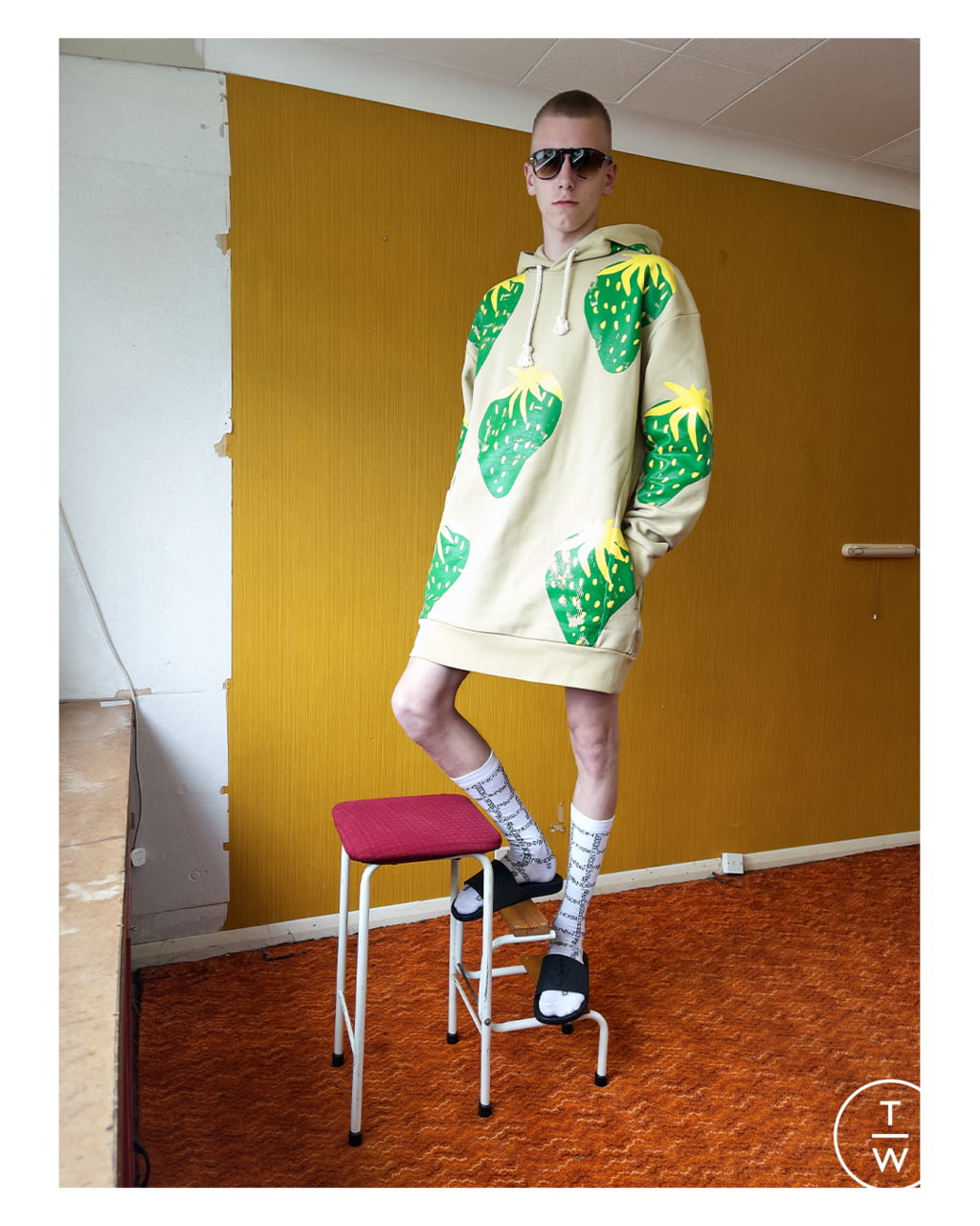 Fashion Week Paris Spring/Summer 2022 look 32 from the JW Anderson collection menswear