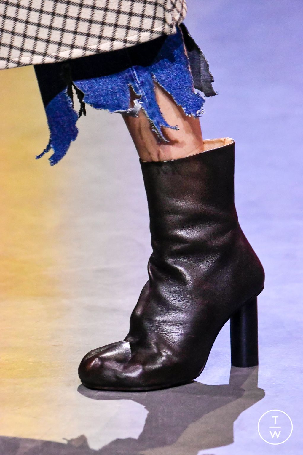 Fashion Week London Fall/Winter 2023 look 6 de la collection JW Anderson womenswear accessories