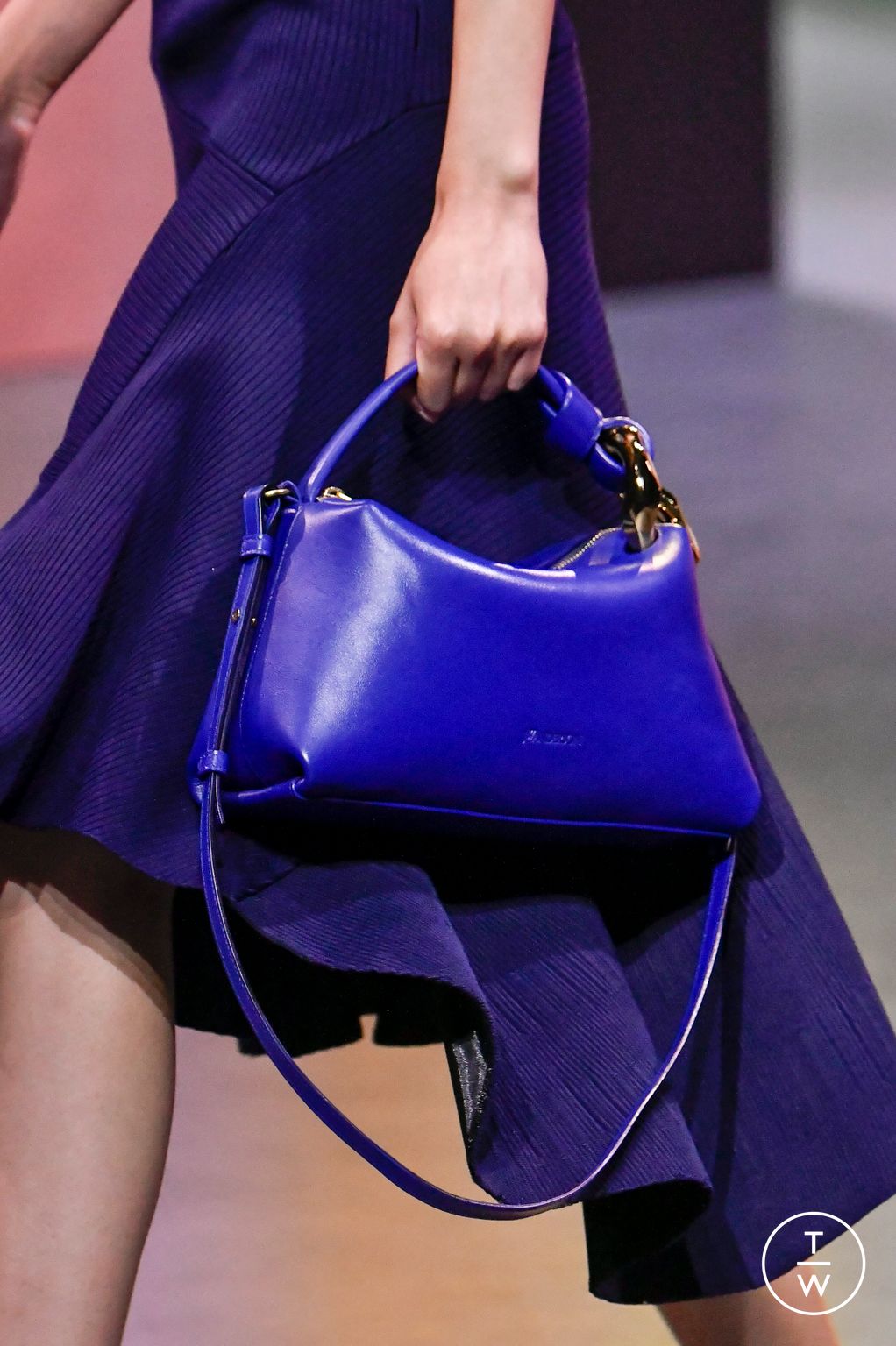 Fashion Week London Fall/Winter 2023 look 15 de la collection JW Anderson womenswear accessories