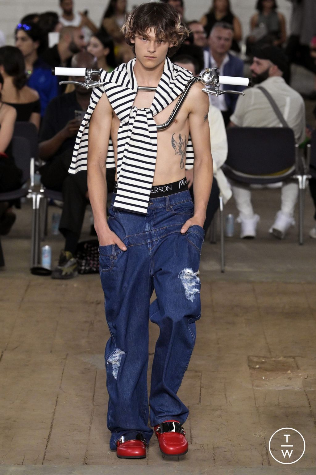 Fashion Week Milan Spring/Summer 2023 look 2 de la collection JW Anderson menswear