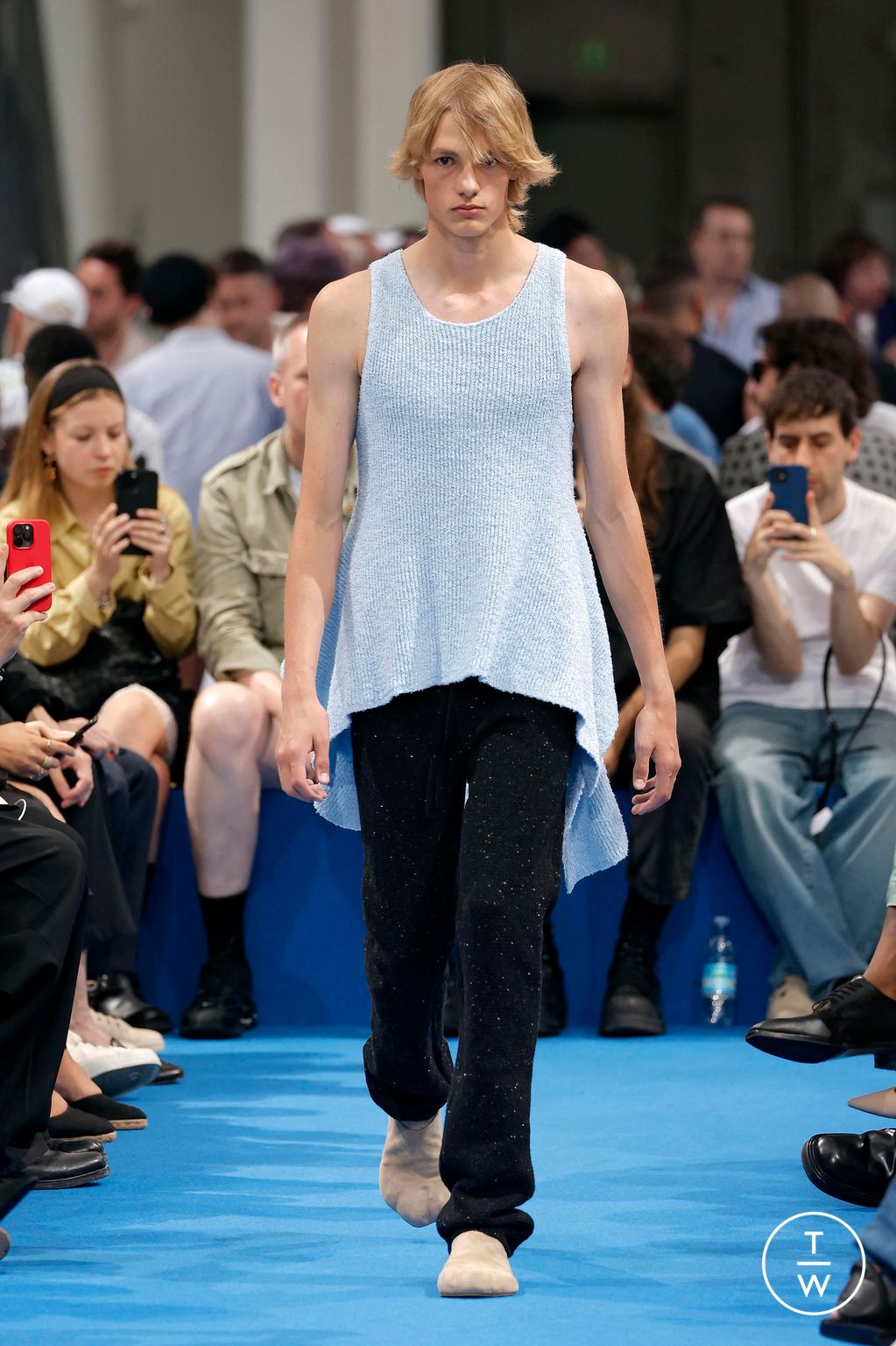 Fashion Week Milan Spring/Summer 2024 look 24 de la collection JW Anderson menswear