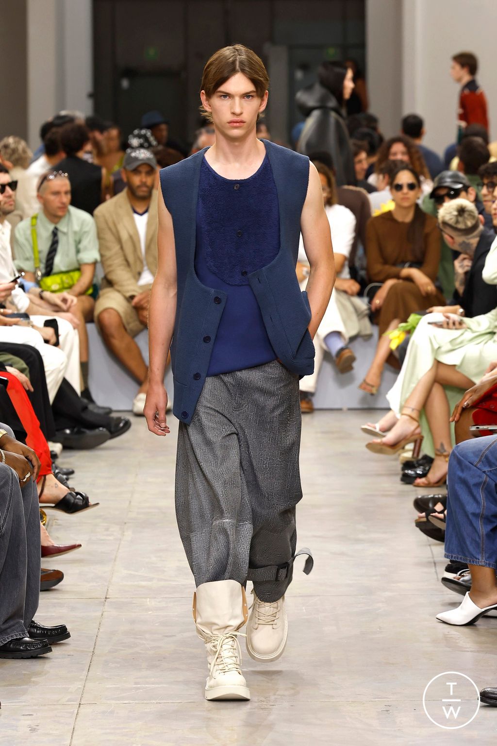 Fashion Week Milan Spring-Summer 2025 look 30 de la collection JW Anderson menswear