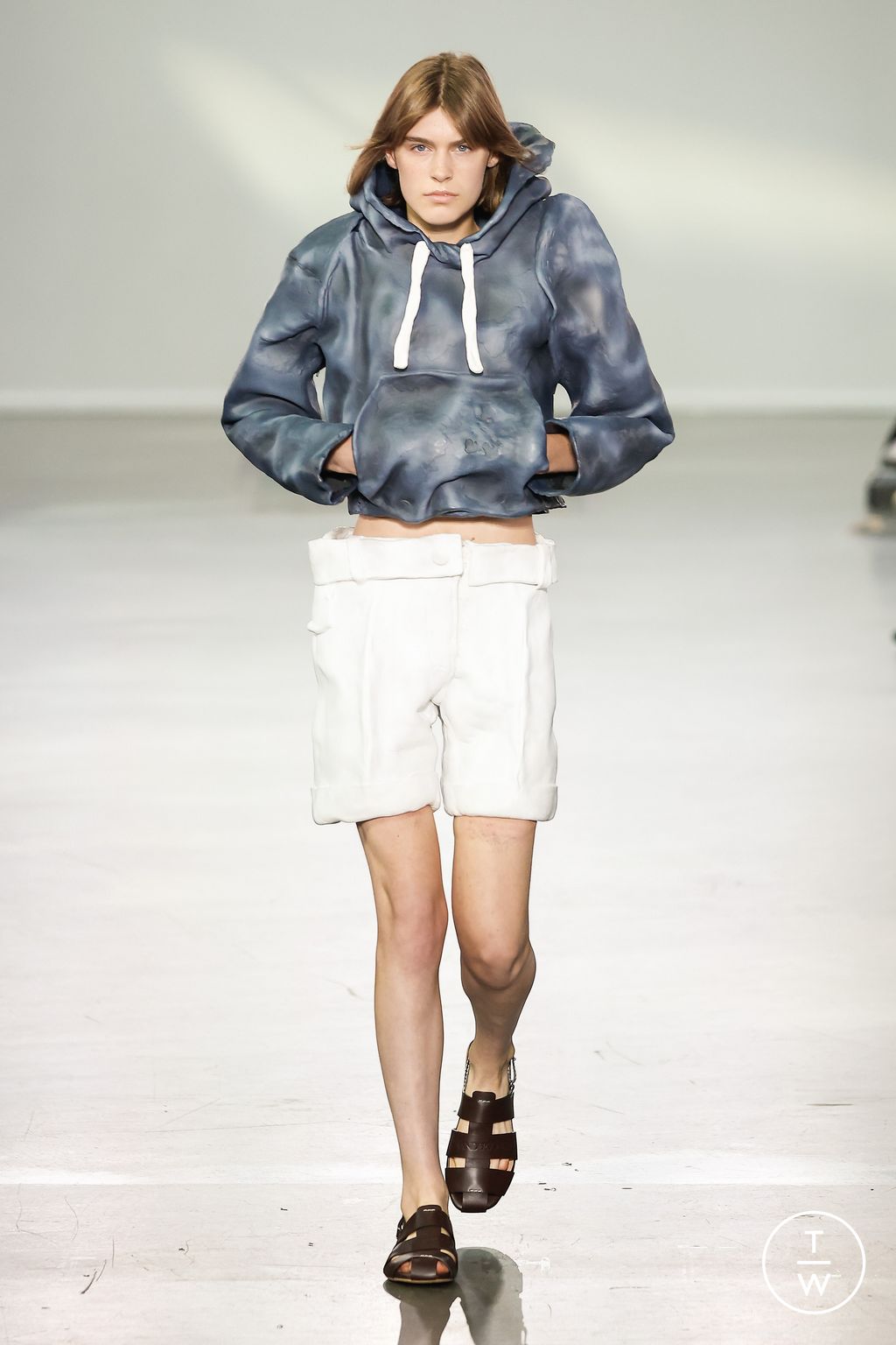 Fashion Week London Spring/Summer 2024 look 1 from the JW Anderson collection 女装