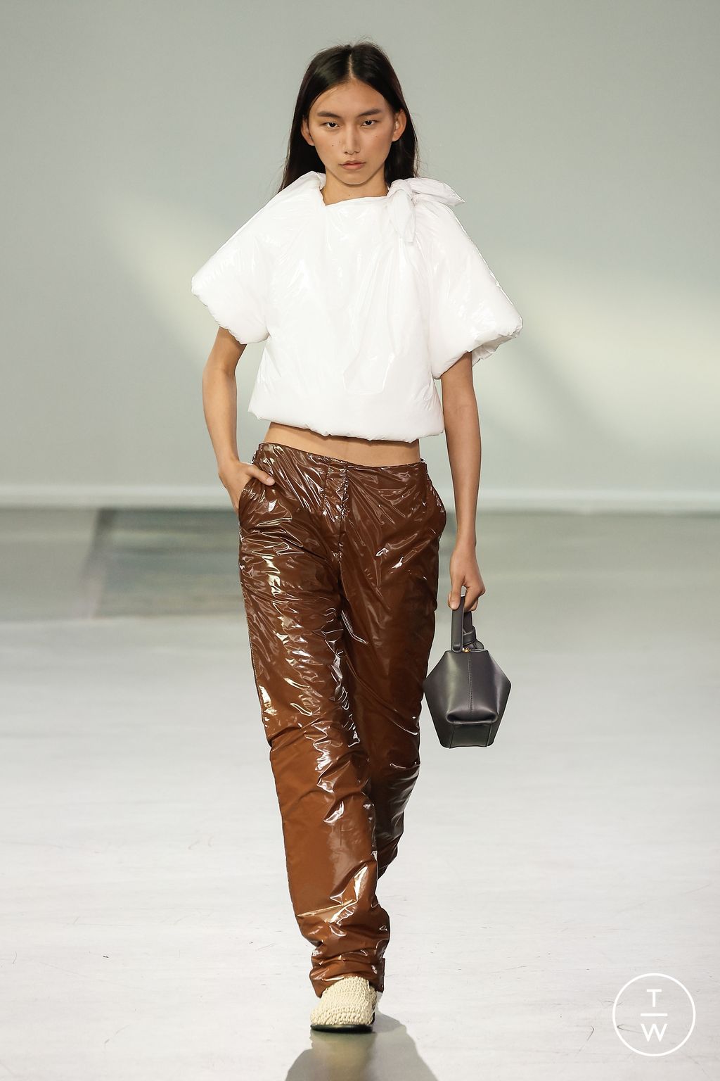 Fashion Week London Spring/Summer 2024 look 11 from the JW Anderson collection 女装