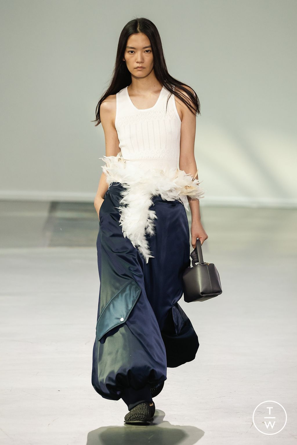 Fashion Week London Spring/Summer 2024 look 19 from the JW Anderson collection womenswear