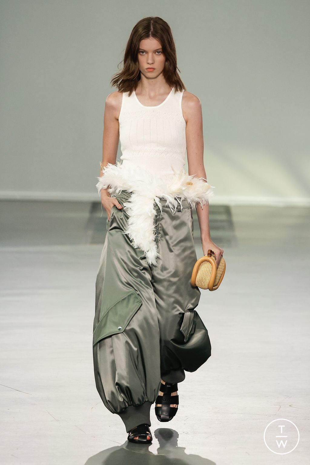 Fashion Week London Spring/Summer 2024 look 25 de la collection JW Anderson womenswear