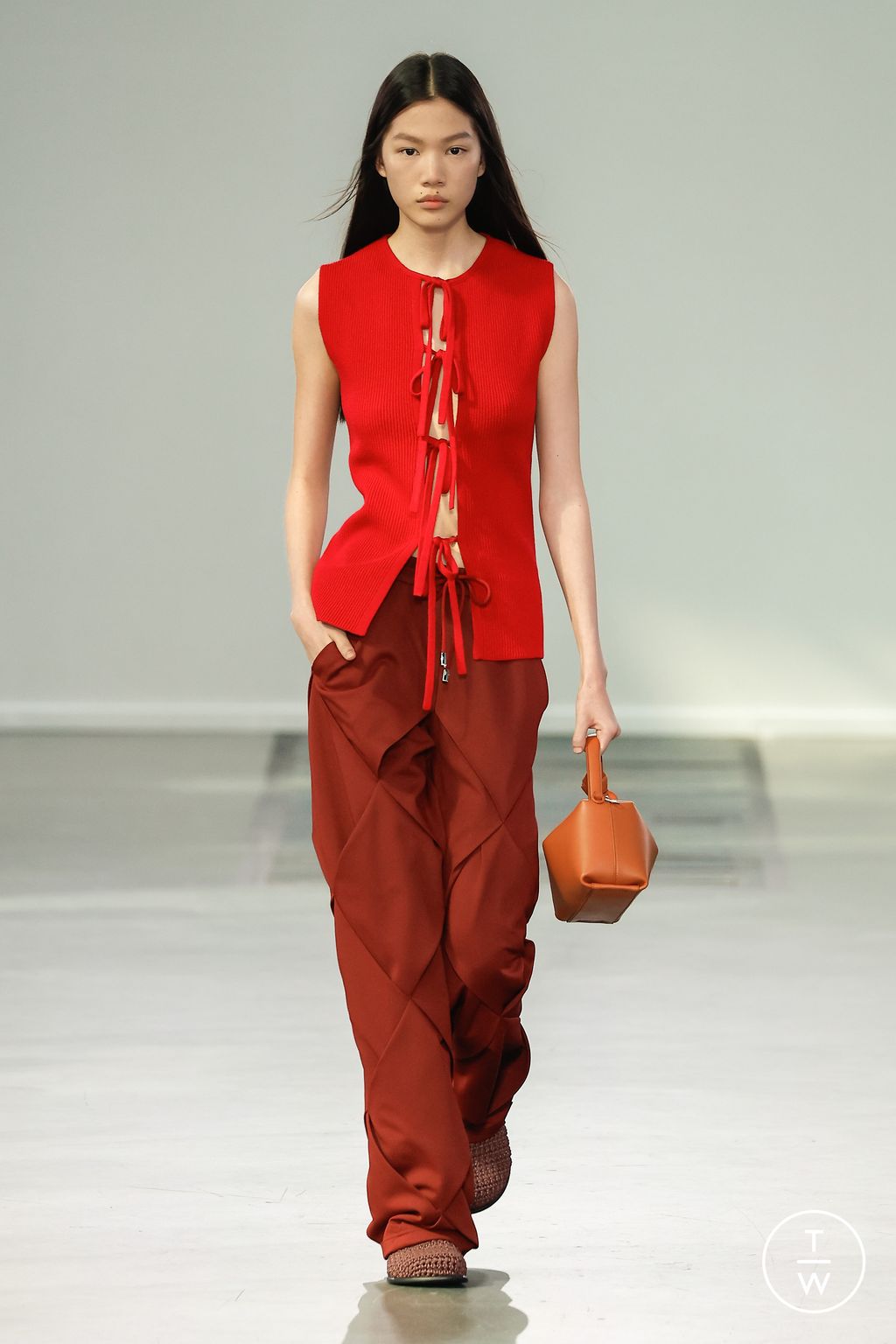 Fashion Week London Spring/Summer 2024 look 34 from the JW Anderson collection 女装