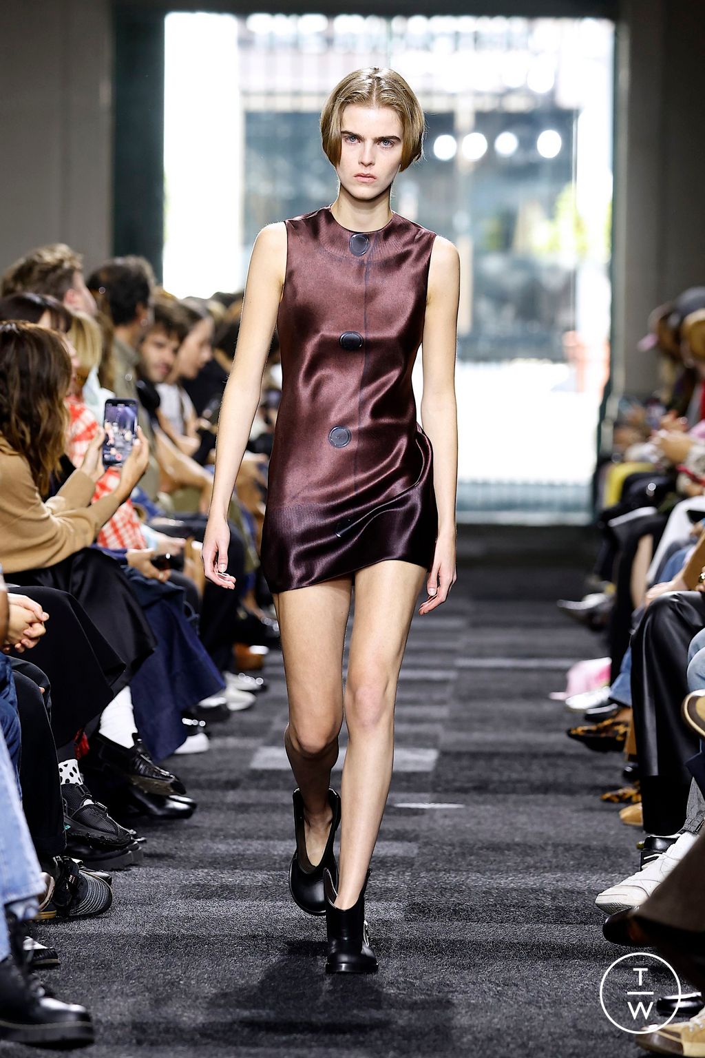 Fashion Week London Spring/Summer 2025 look 1 from the JW Anderson collection 女装