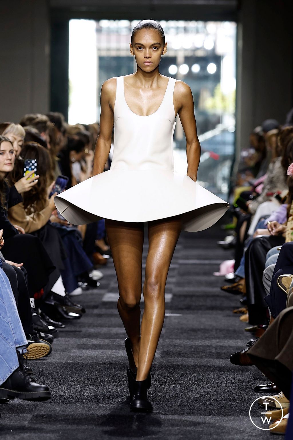 Fashion Week London Spring/Summer 2025 look 7 from the JW Anderson collection 女装