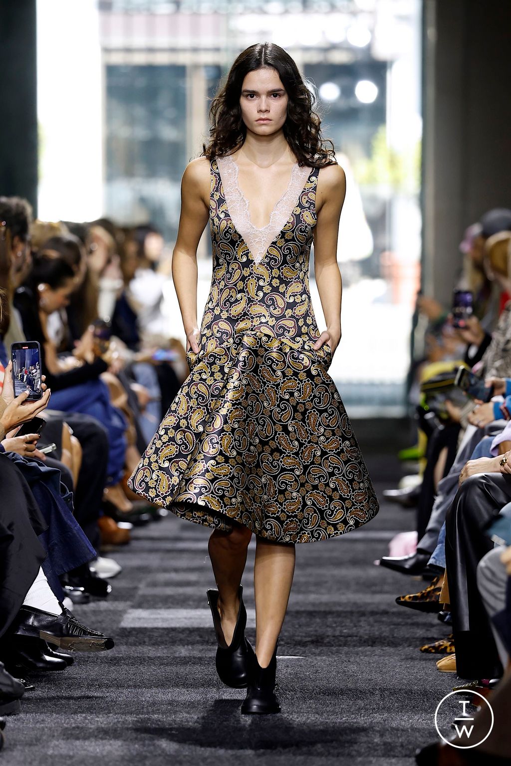 Fashion Week London Spring/Summer 2025 look 9 from the JW Anderson collection womenswear