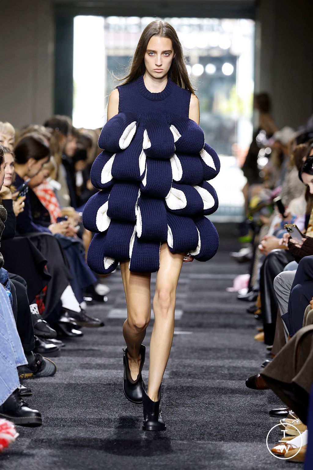 Fashion Week London Spring/Summer 2025 look 16 from the JW Anderson collection womenswear
