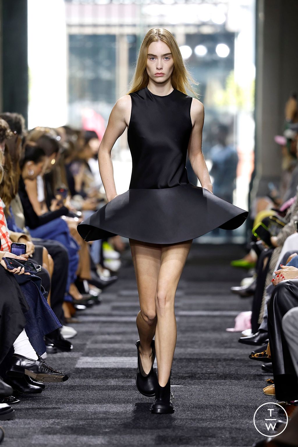 Fashion Week London Spring/Summer 2025 look 22 from the JW Anderson collection womenswear