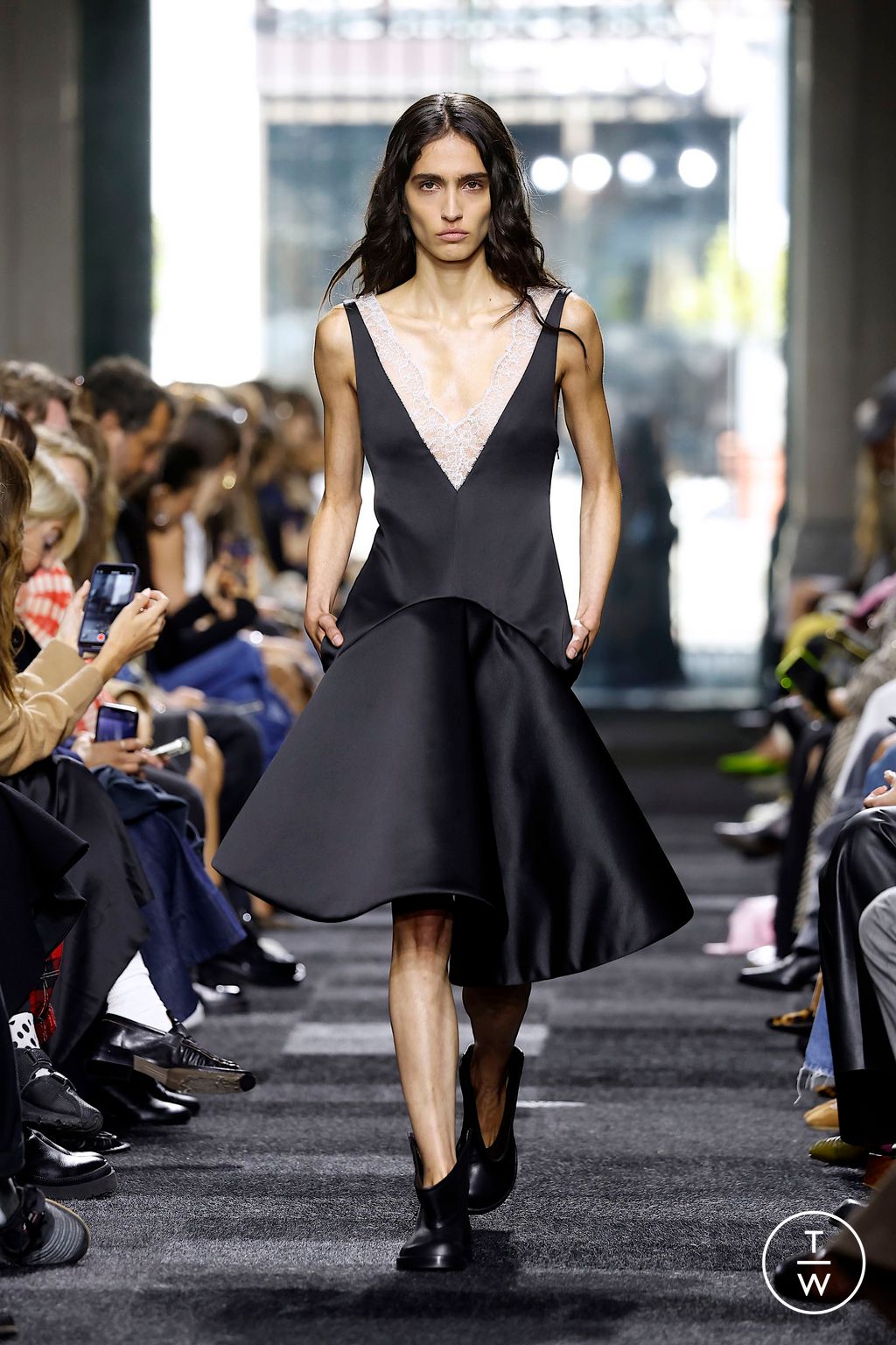 Fashion Week London Spring-Summer 2025 look 24 from the JW Anderson collection 女装