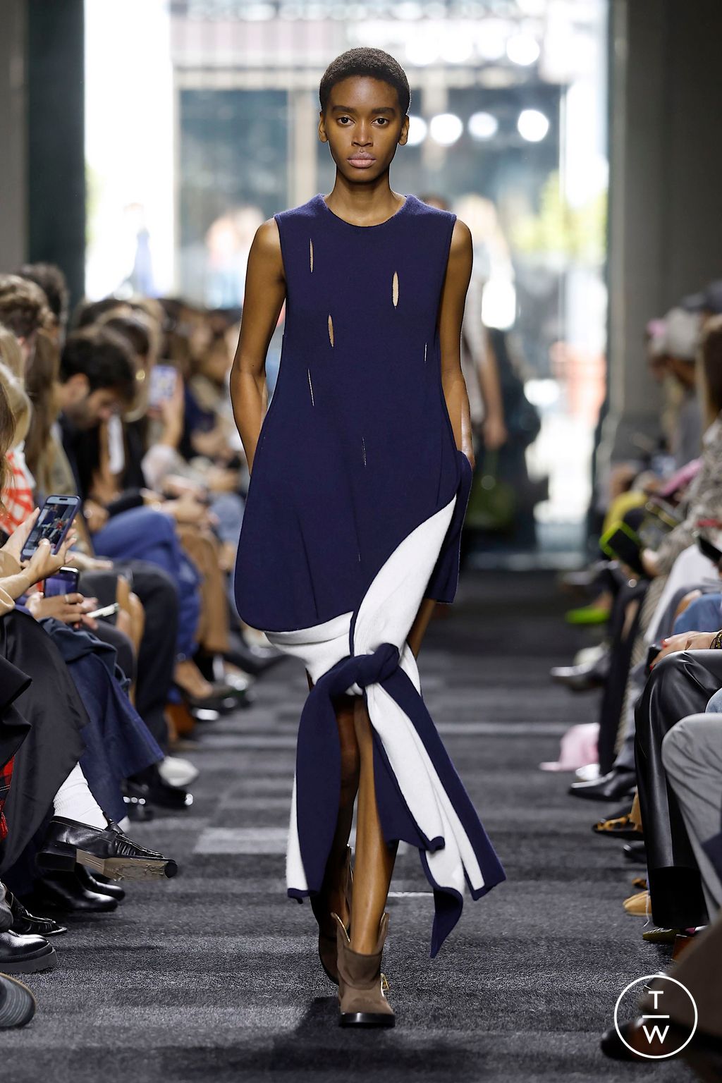 Fashion Week London Spring-Summer 2025 look 27 from the JW Anderson collection womenswear