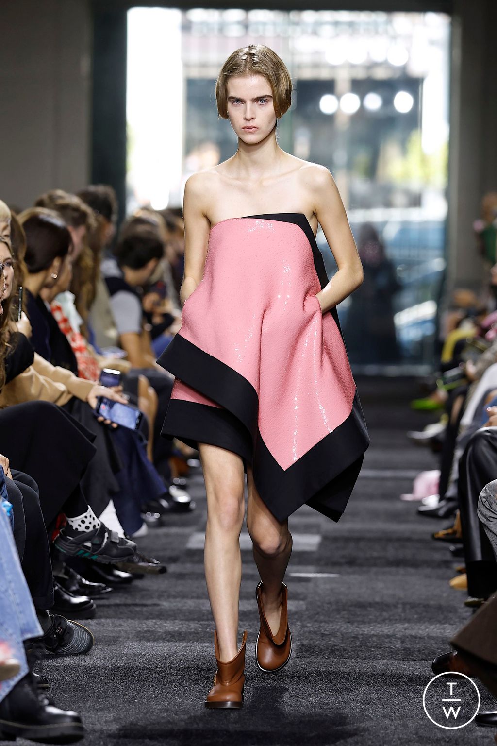 Fashion Week London Spring-Summer 2025 look 34 from the JW Anderson collection womenswear